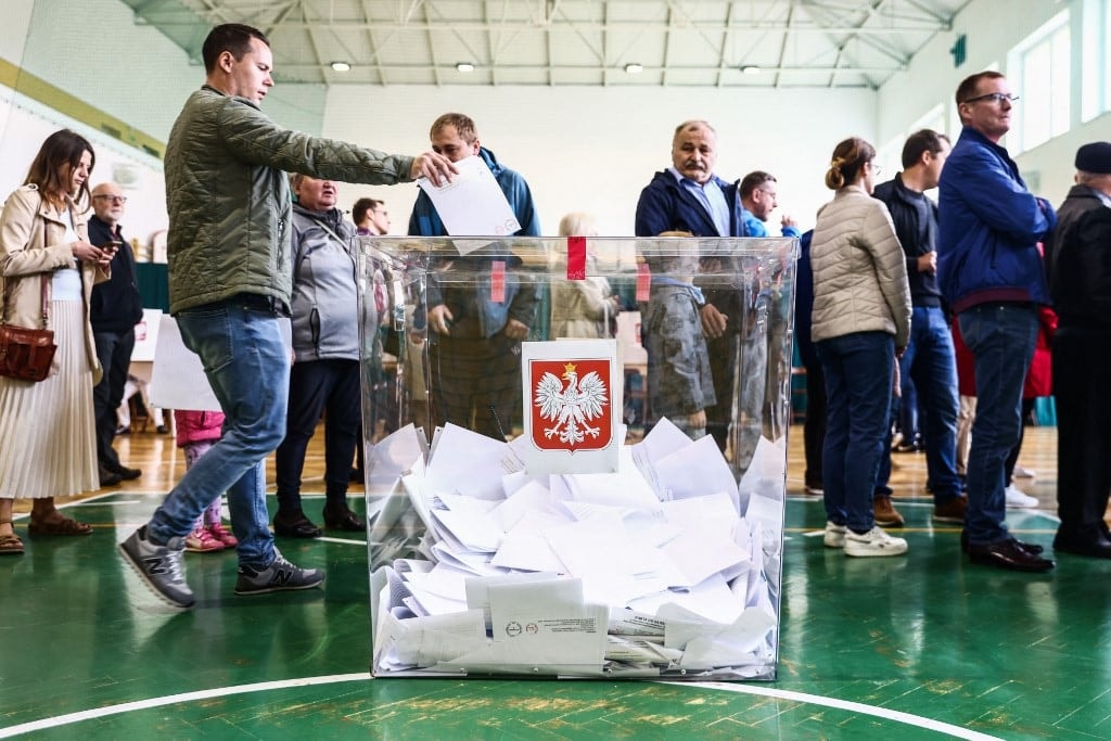 Lengyelország választott: a kormányzó párt győzött, de az ellenzék többségbe kerülhet