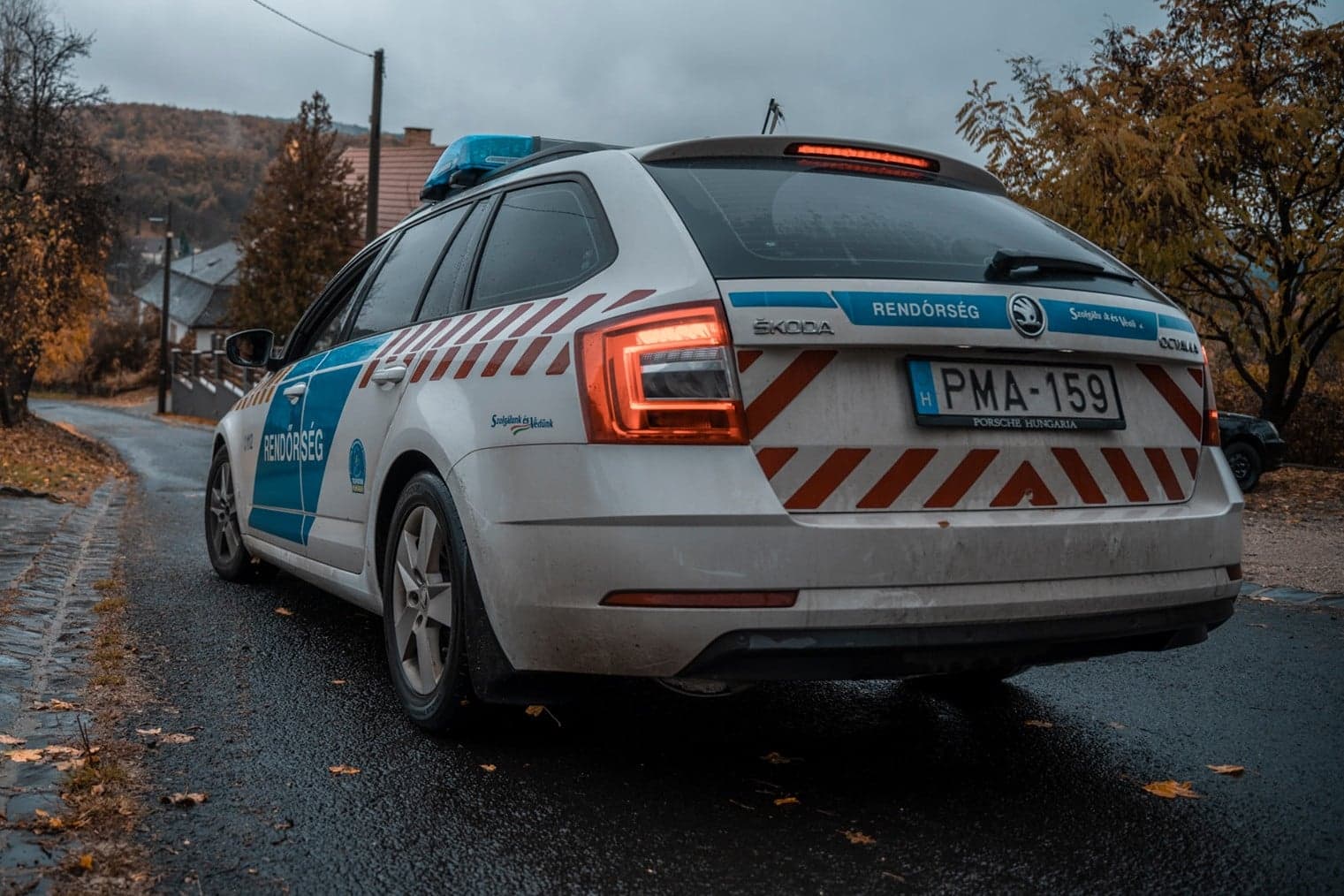 Autókat loptak, majd felgyújtották őket