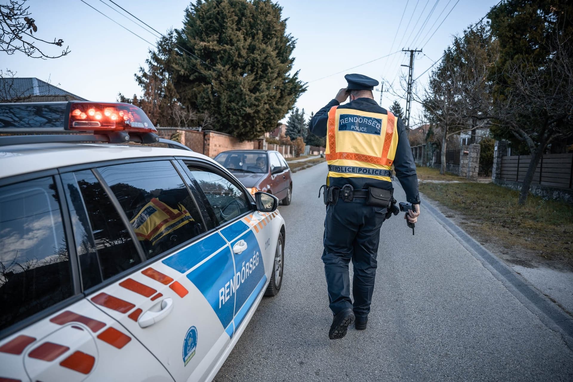 Csaknem kétezer autós bukott le vezetés közbeni mobilozás miatt