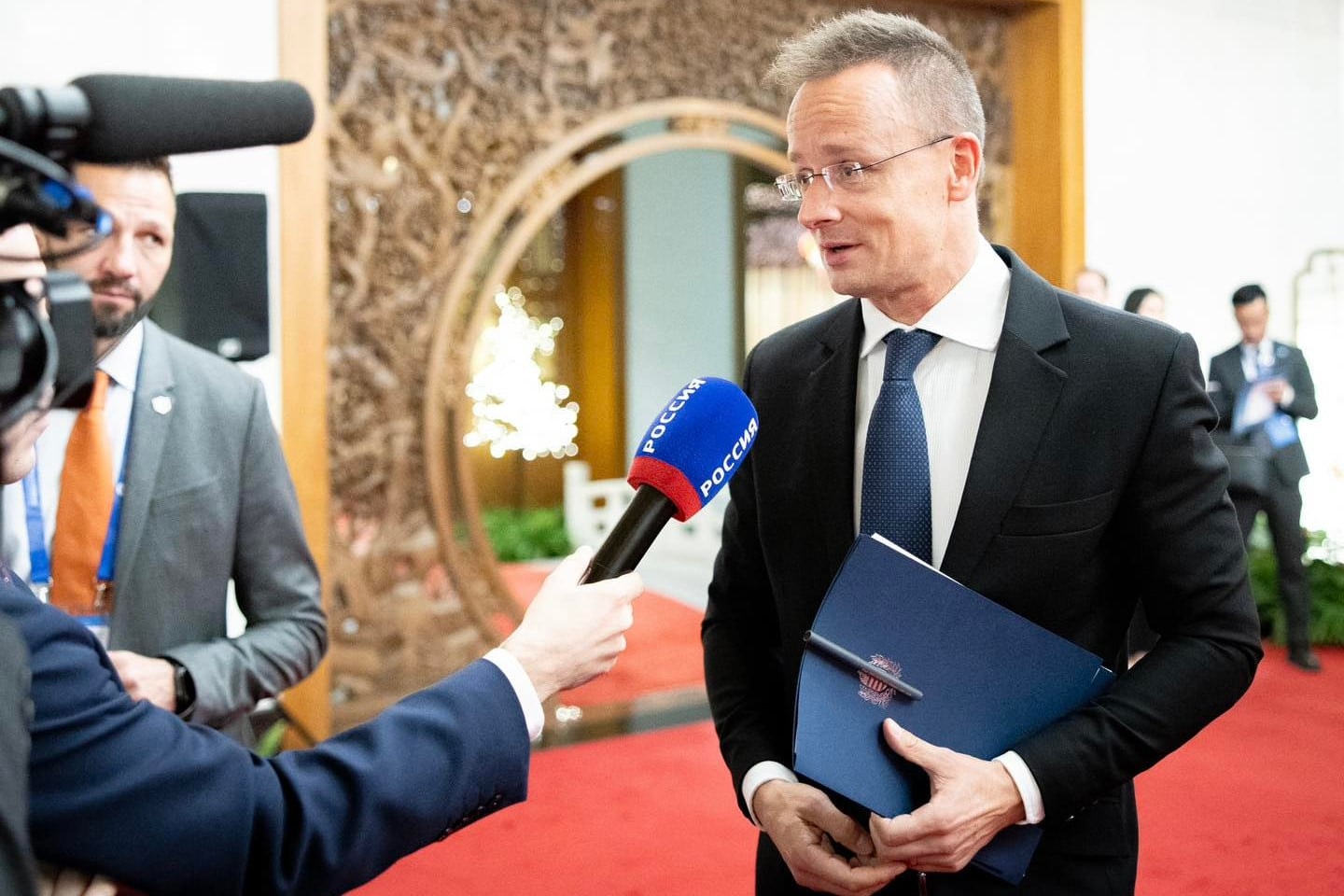 Szijjártó szerint kockázatos szétválasztani a keleti és a nyugati gazdaságot