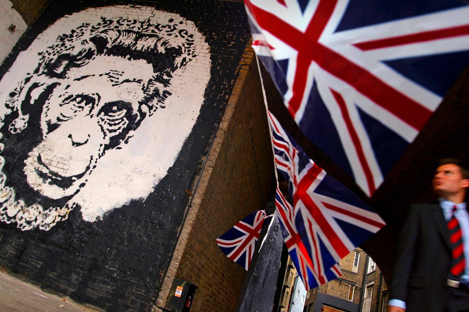 Fény derülhet a titokzatos graffitiművész, Banksy személyére