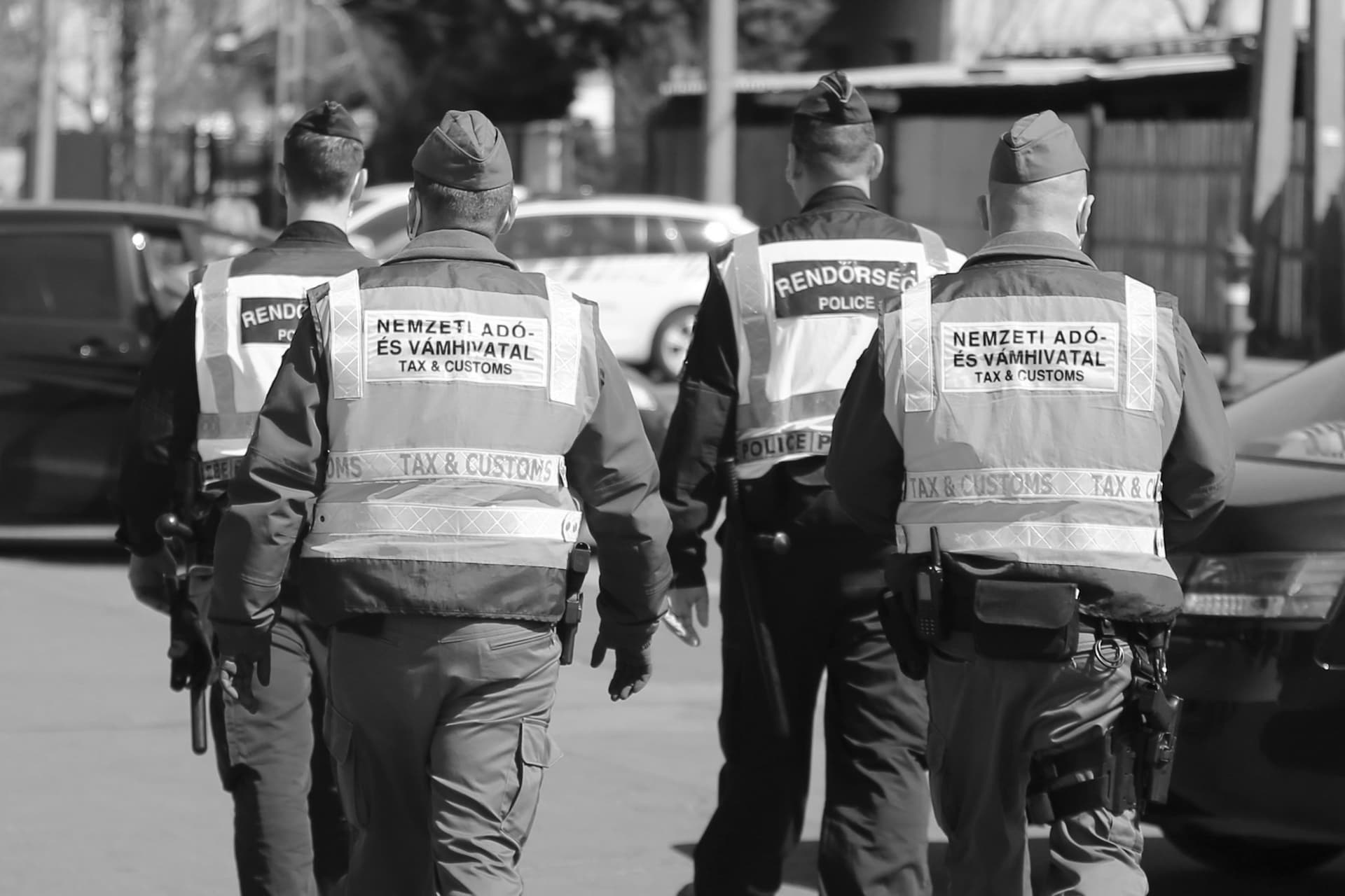 Több ezer üveg hamis parfümöt találtak a pénzügyőrök egy kamionban