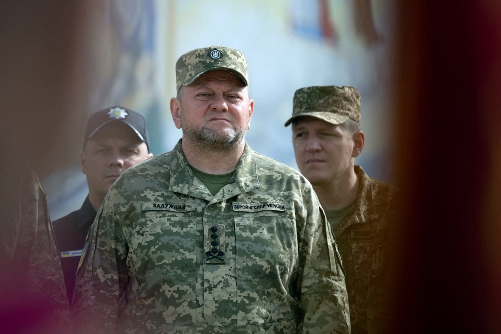 Zaluzsnij felszólította az ukrán politikusokat, hogy jelentkezzenek a harcra