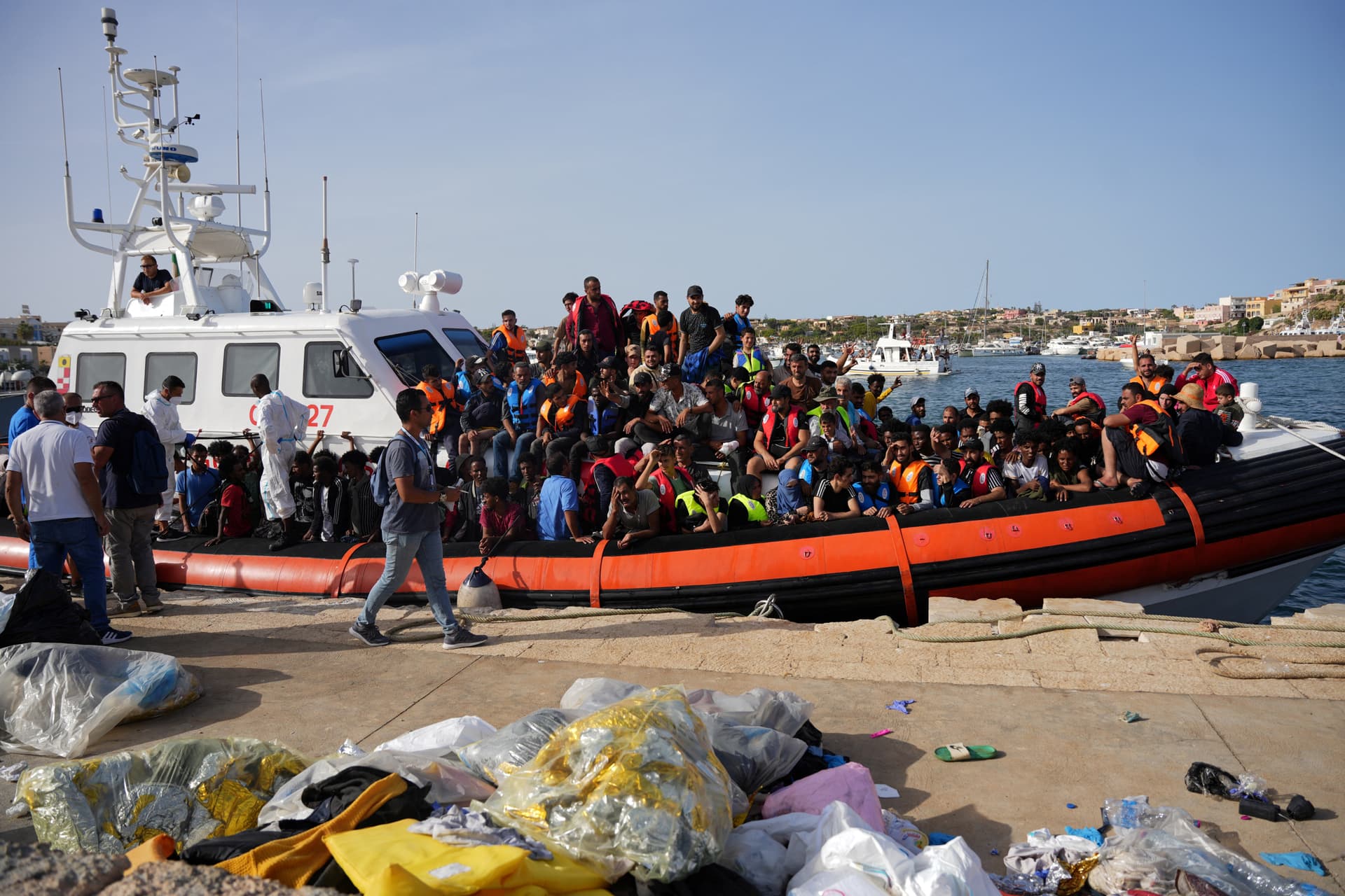 Több száz migráns érkezett Lampedusa szigetére, egy gyermek eltűnt