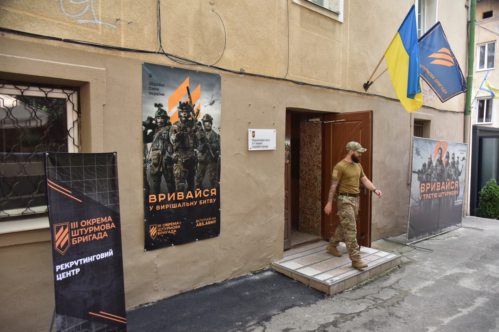 Inkább a rabság, mint a halál: tömegesen szöknek az ukrán katonák