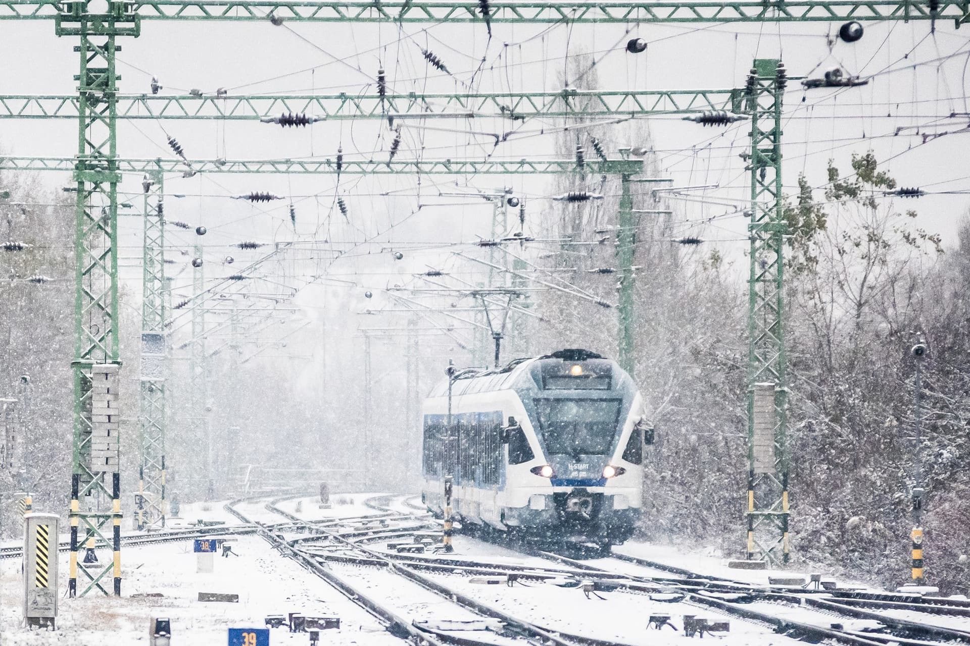 Péntektől ünnepi díszbe öltöznek a MÁV–VOLÁN-csoport járatai