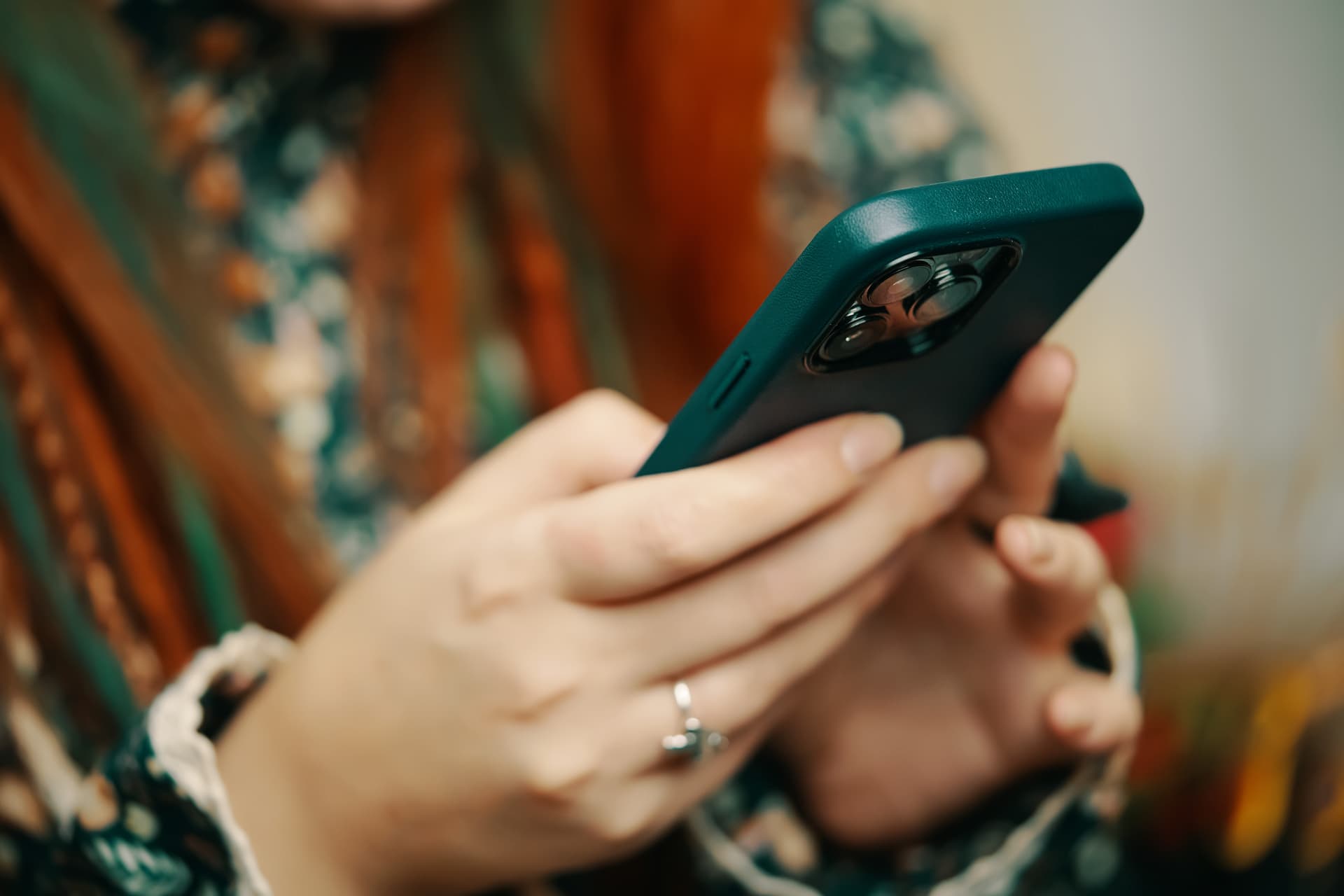 Elültethető telefontok, amelyből virág nő ki