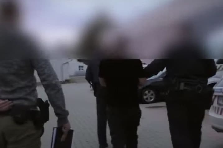 Nagy-Britanniából hozták haza a szexuális erőszak miatt körözött pápai férfit + VIDEÓ