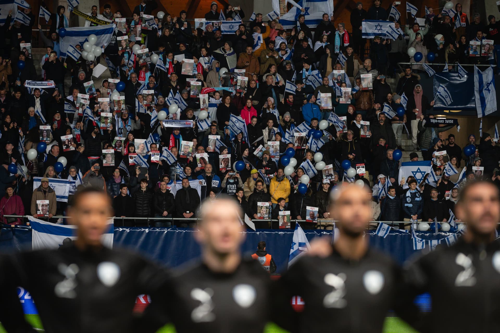 Komoly üzenetet skandáltak az izraeli szurkolók a felcsúti stadionban + VIDEÓ