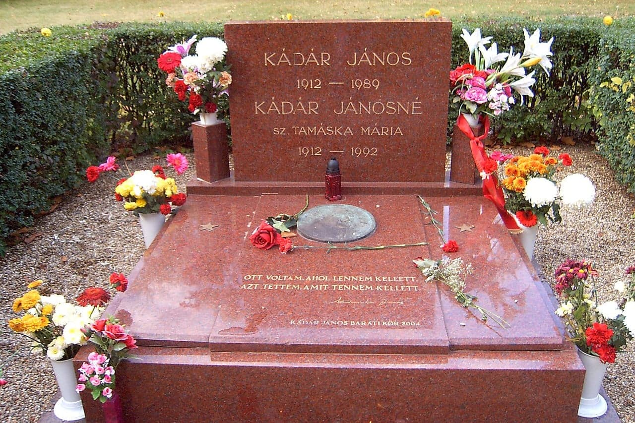 Leragasztották Kádár János és Dobrev Klára nagyapjának sírját