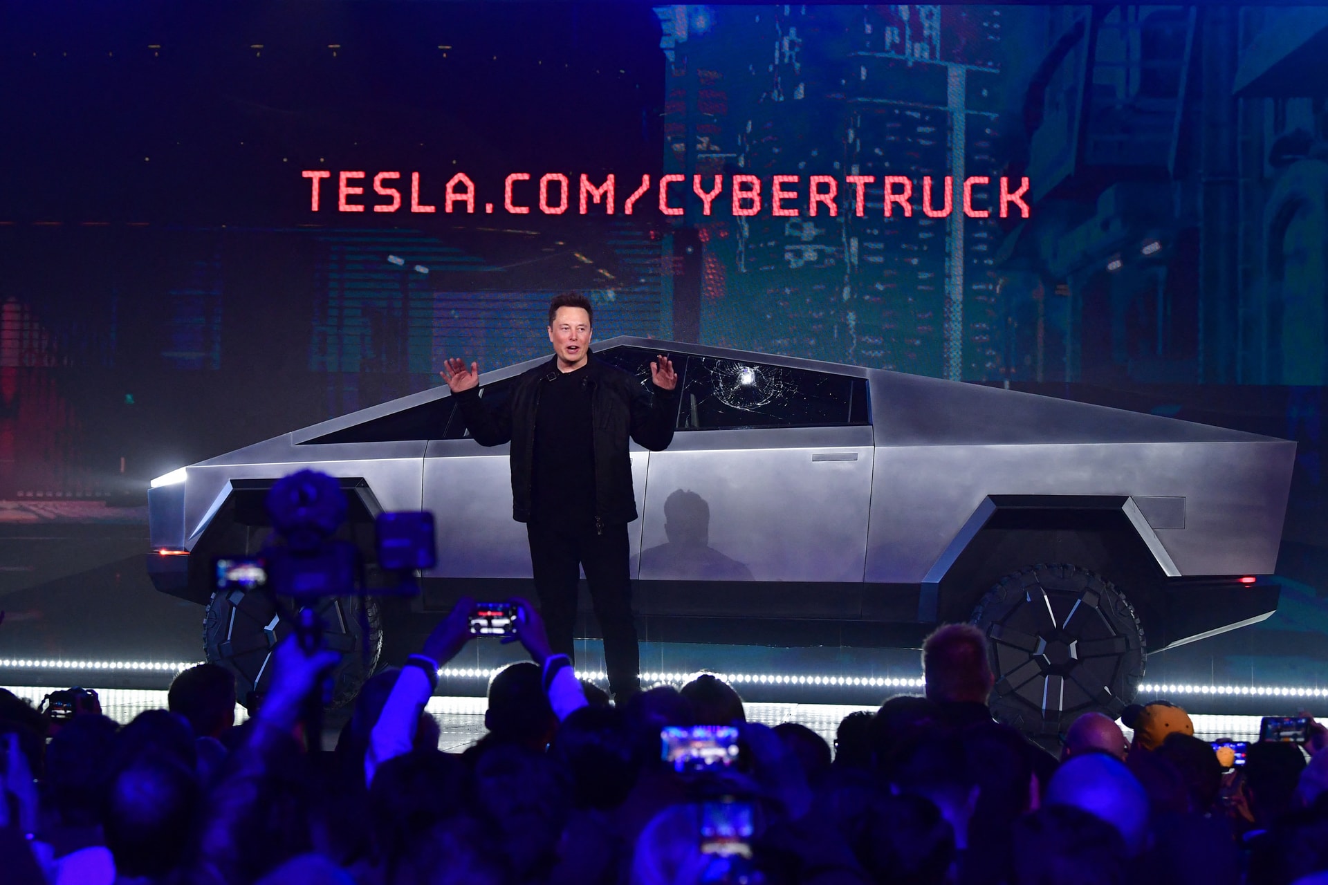 Elindult Magyarországra Elon Musk futurisztikus autója