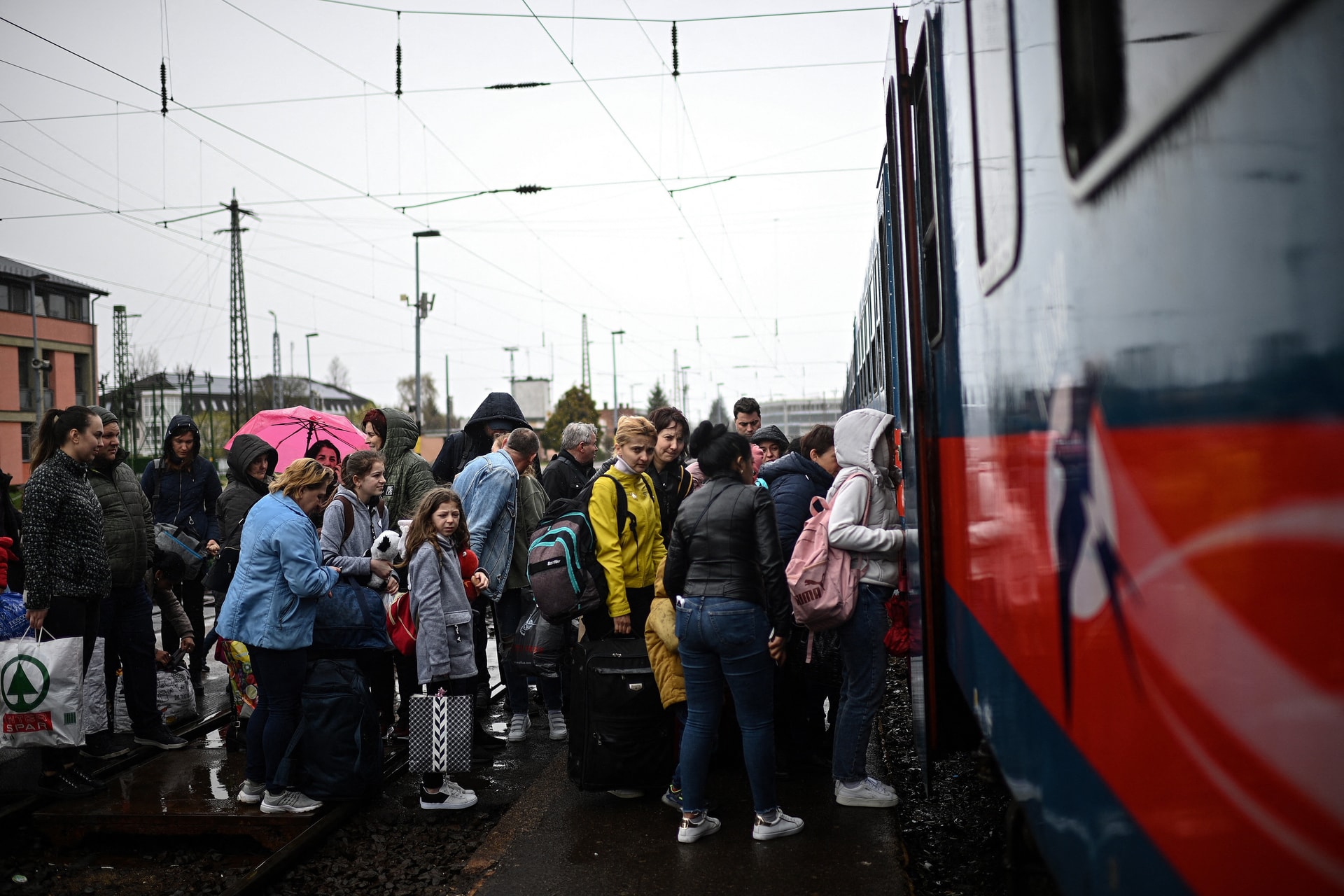 Partnerszervezeteivel 42,2 millió dollárt kér a magyarországi ukrajnai menekültek támogatására az UNHCR