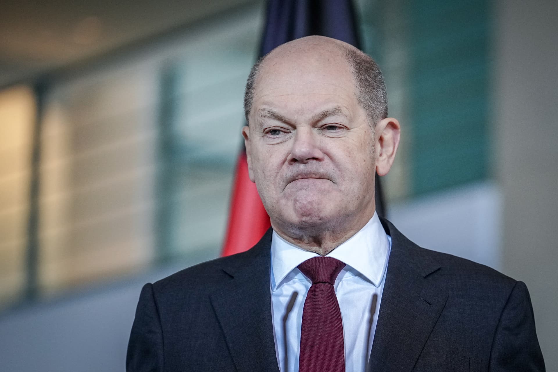 Már egész Berlin és a német külügyminisztérium is nekiment Scholznak