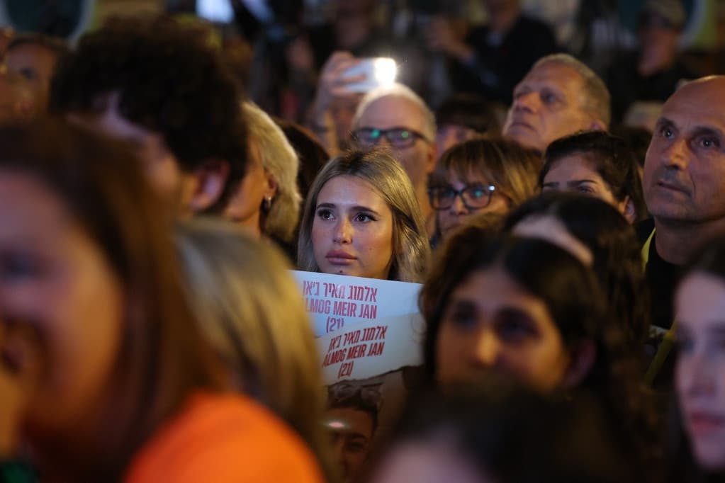 A kiszabadult túszok sorstársaik szabadon bocsátását követelik