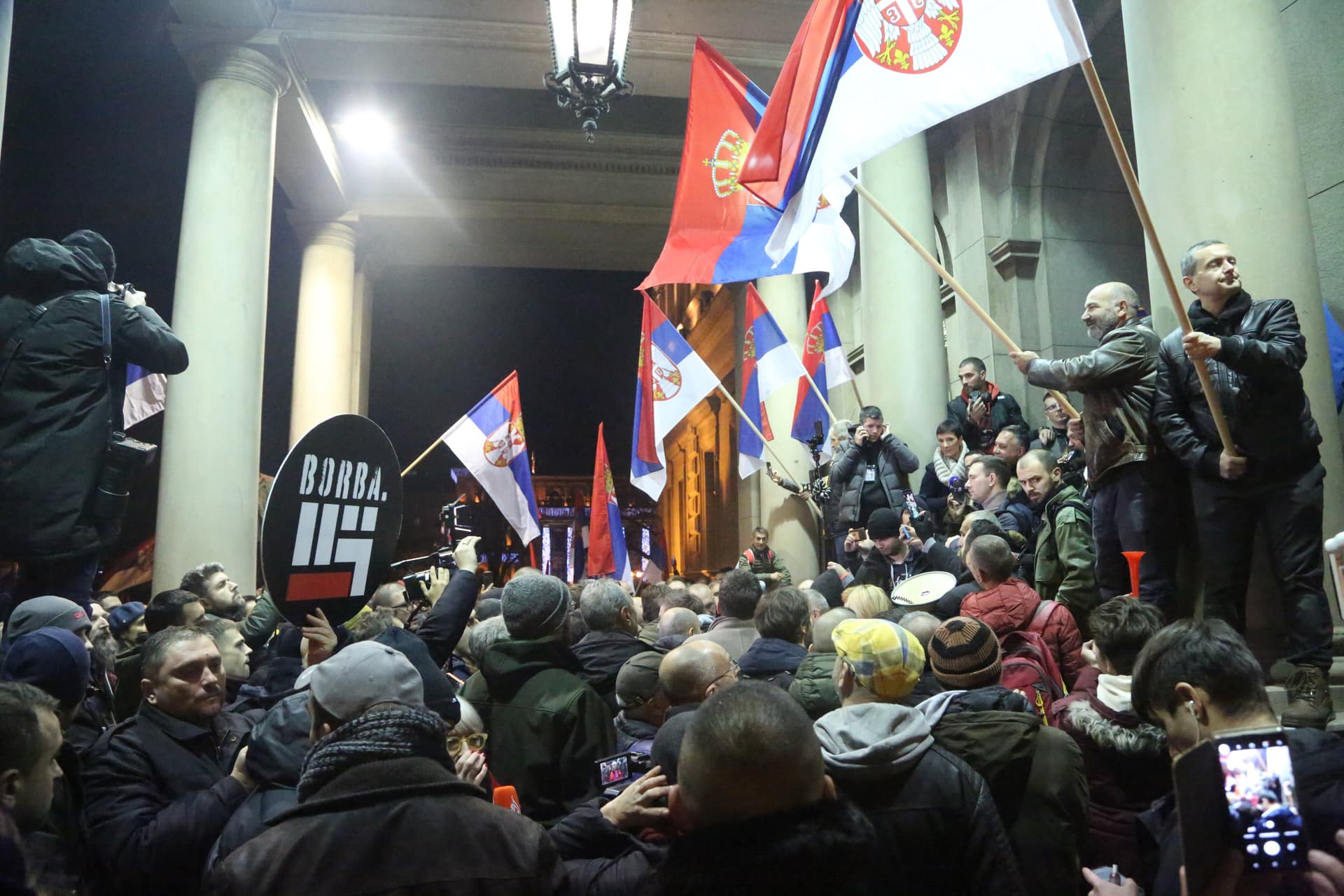 Durvul a helyzet Szerbiában, Vucic nyugalomra int