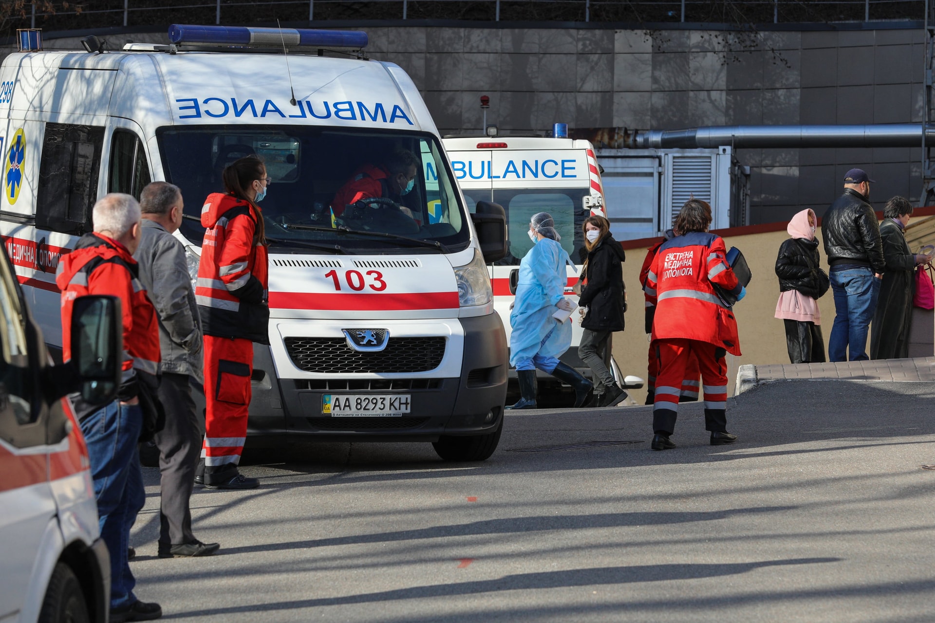 Kiugrott egy férfi a hadkiegészítő parancsnokság épületének ablakán Csernyivciben