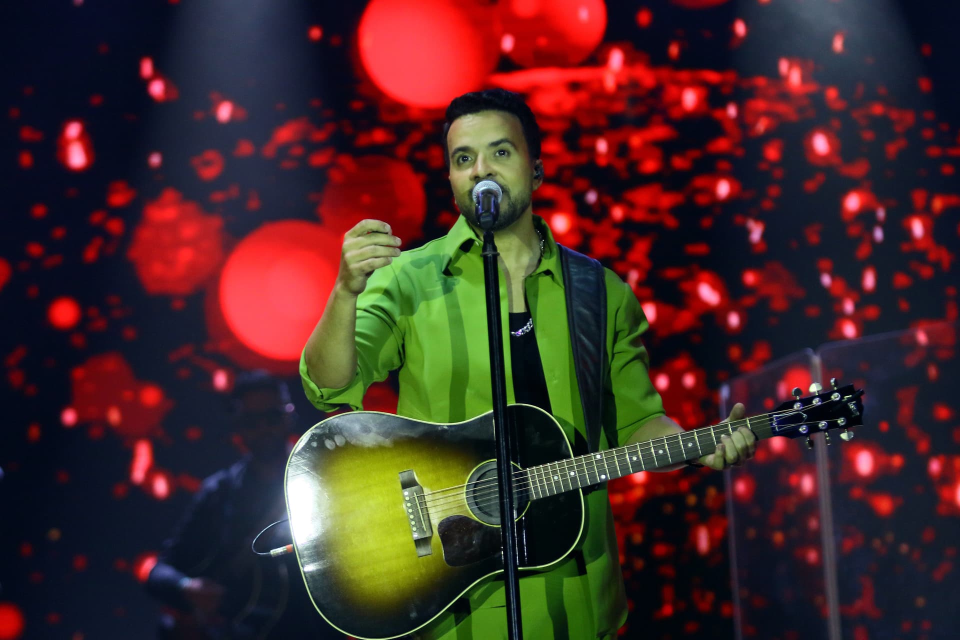 A Despacito előadója koncertjén jelentette be, hogy megtér Jézushoz