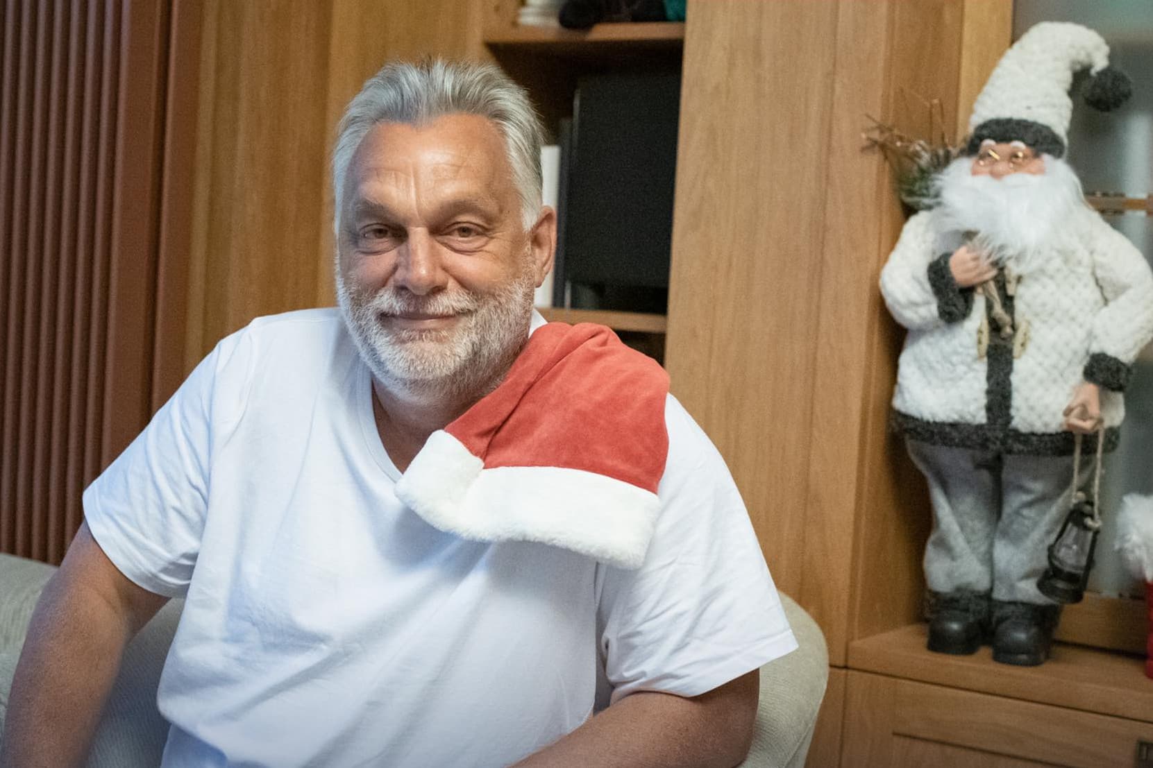 Éjjel érkezik a Mikulás, Orbán Viktor képében
