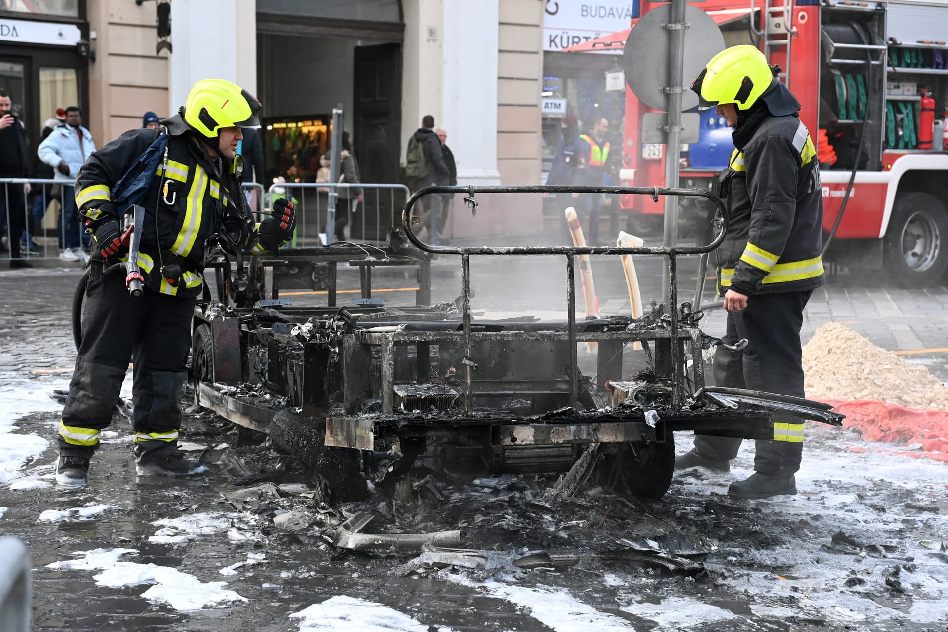Porrá égett a Várban kigyulladt turistabusz