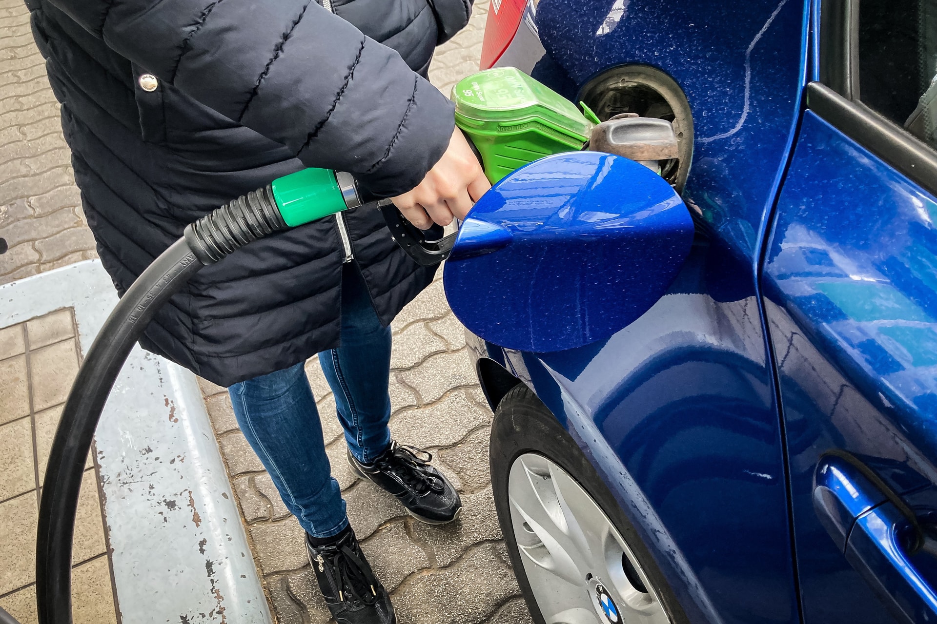 Péntektől drágul az üzemanyag