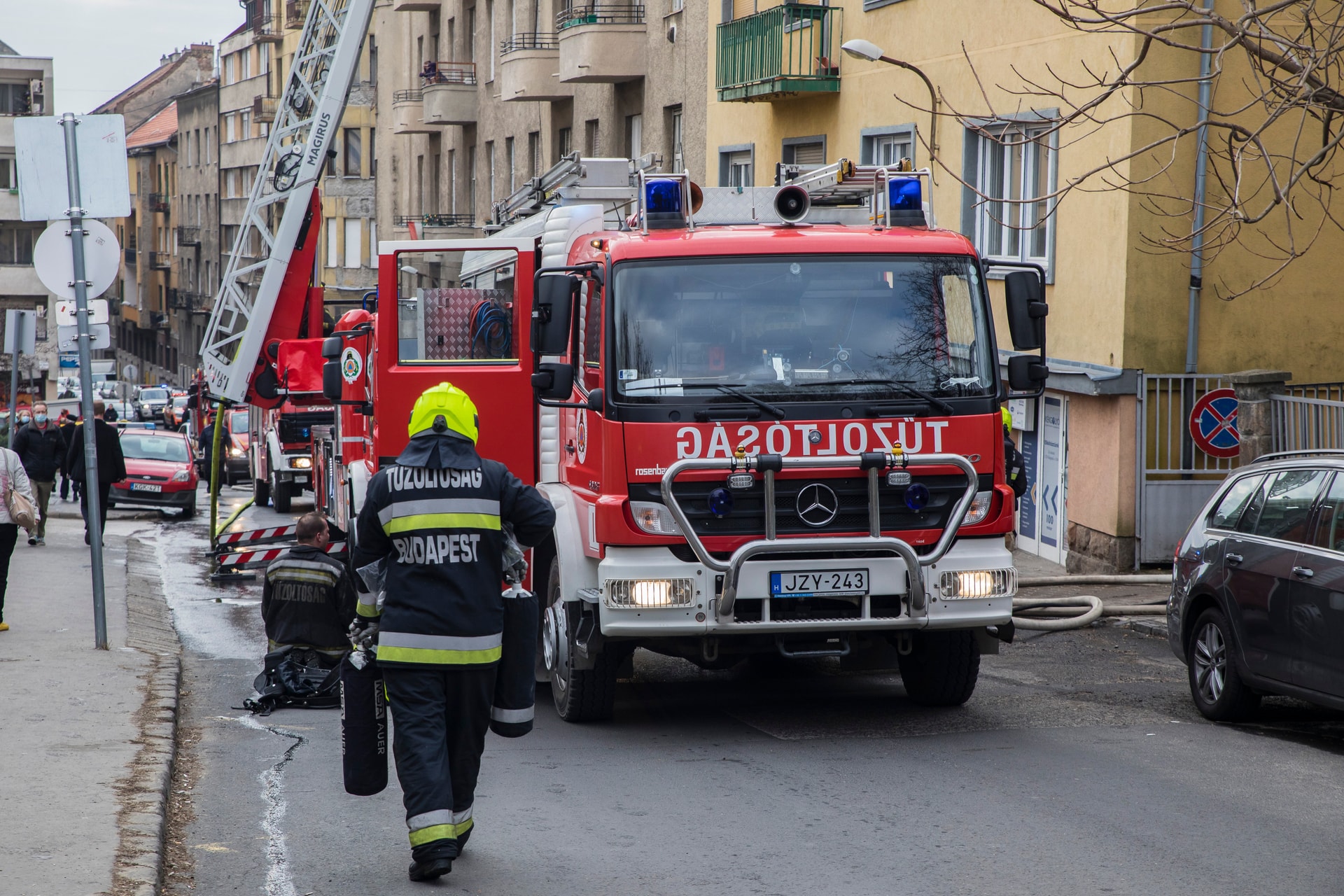 Szenteste napján mintegy 200 esetben kellett közbelépniük a tűzoltóknak