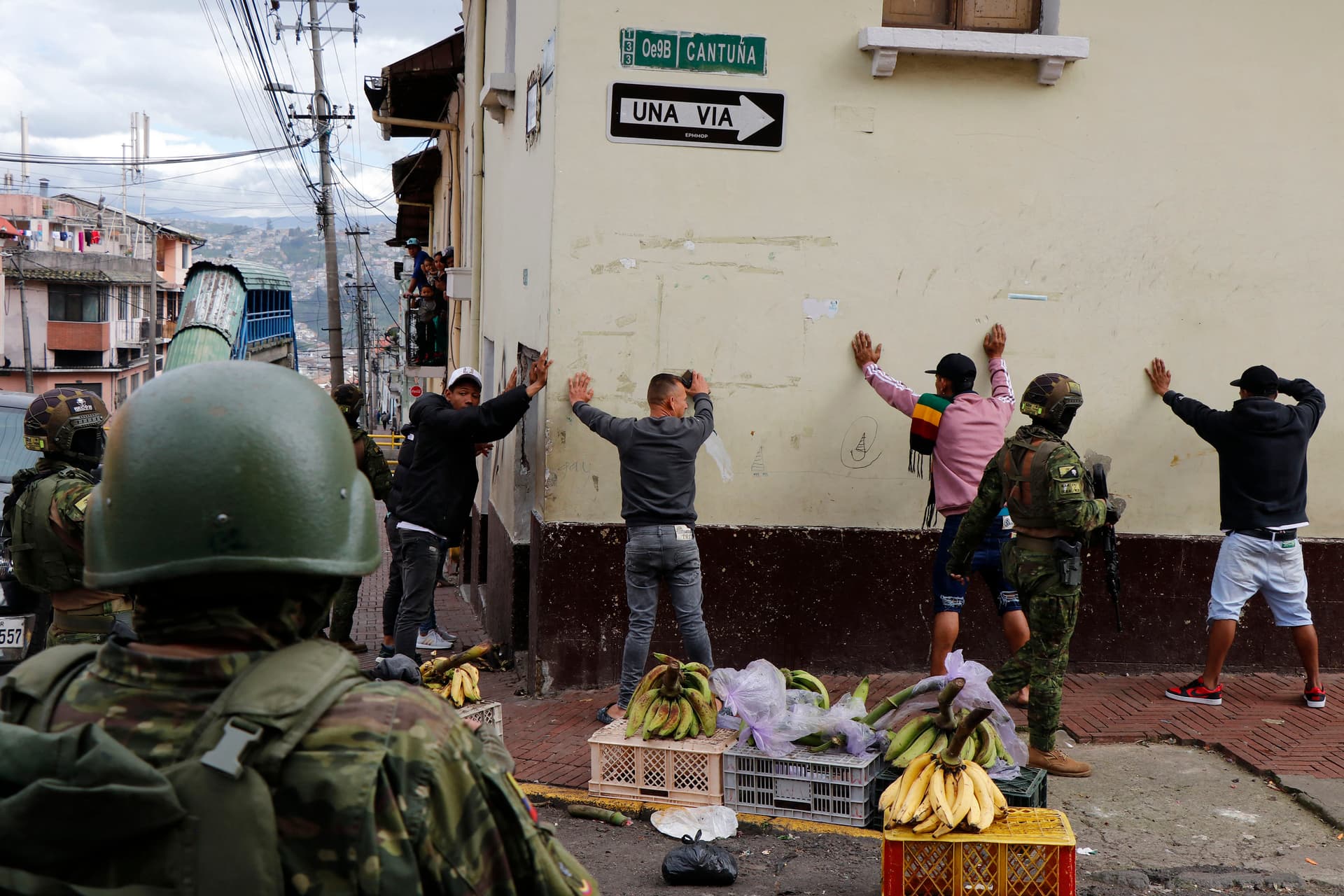 Ecuadorban több száz feltételezett bandatagot vettek őrizetbe a biztonsági erők
