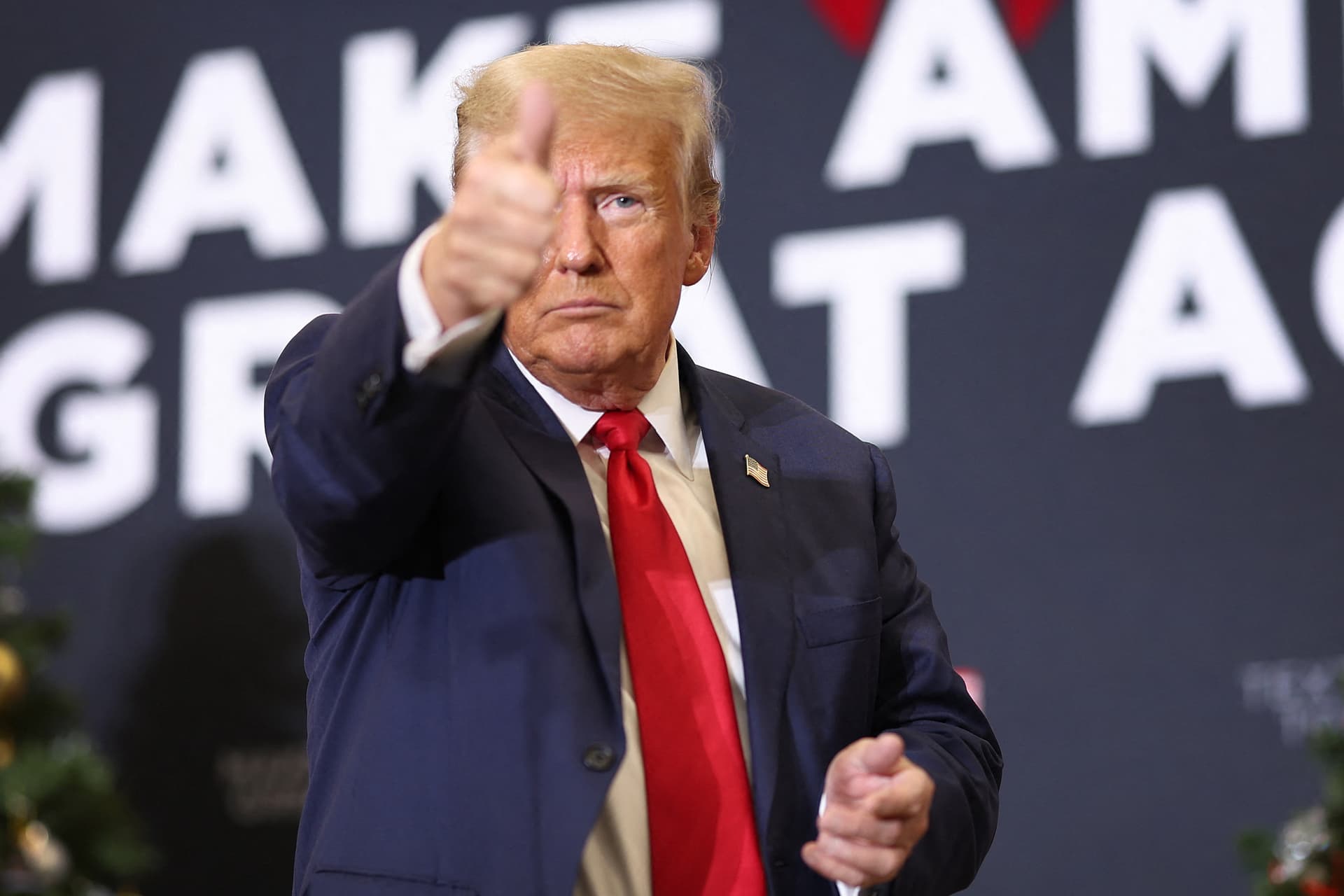 Zelenszkij meghívta Trumpot Kijevbe, de csak egy feltétellel