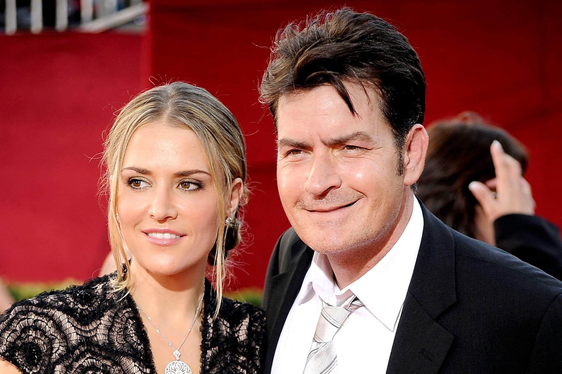 Exfelesége ügye miatt Charlie Sheen kaphatja meg ikergyerekeik teljes felügyeleti jogát