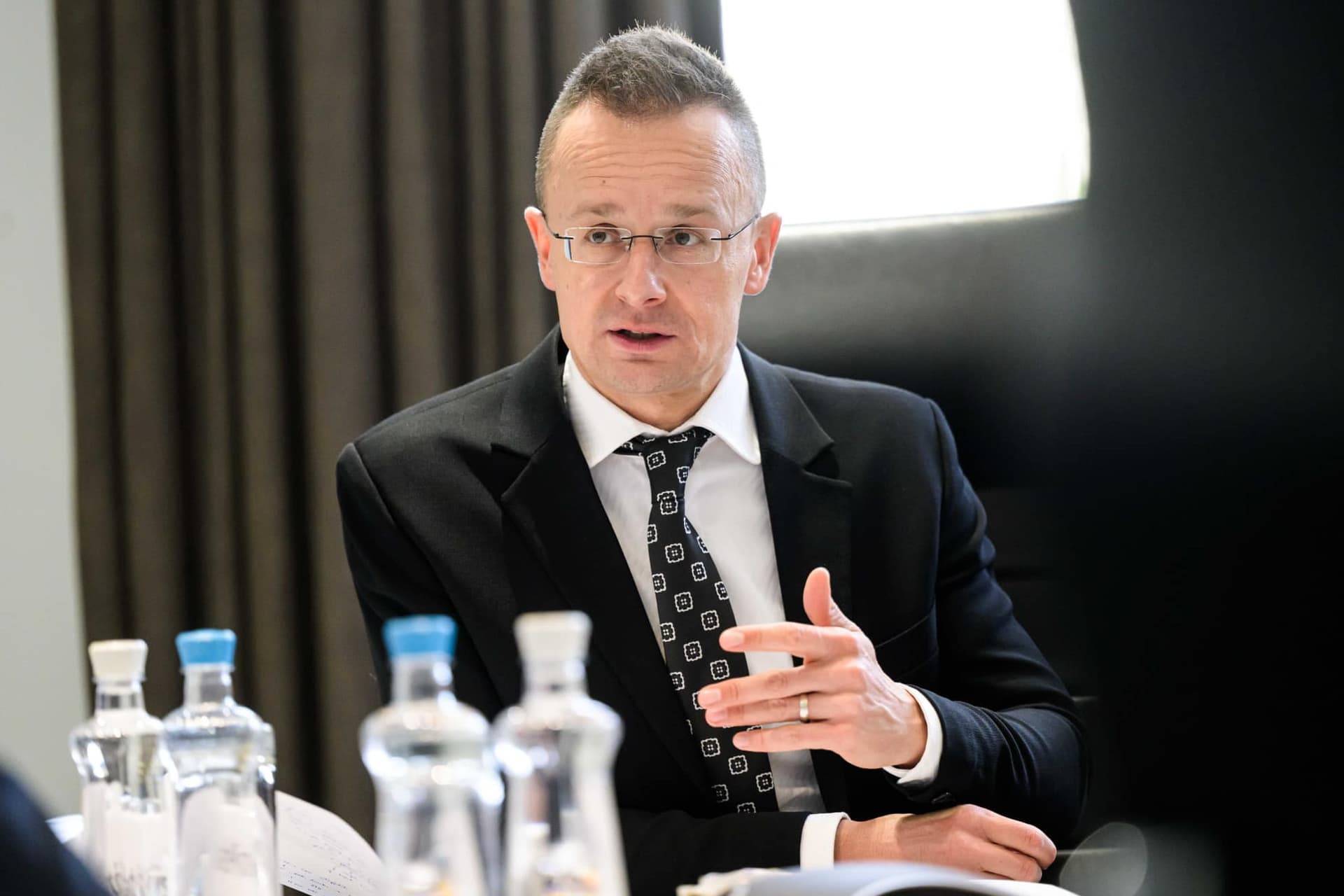 Szijjártó: Magyarország nem hajlandó vállalni az ukrajnai fegyverszállítás semmilyen pénzügyi terhét
