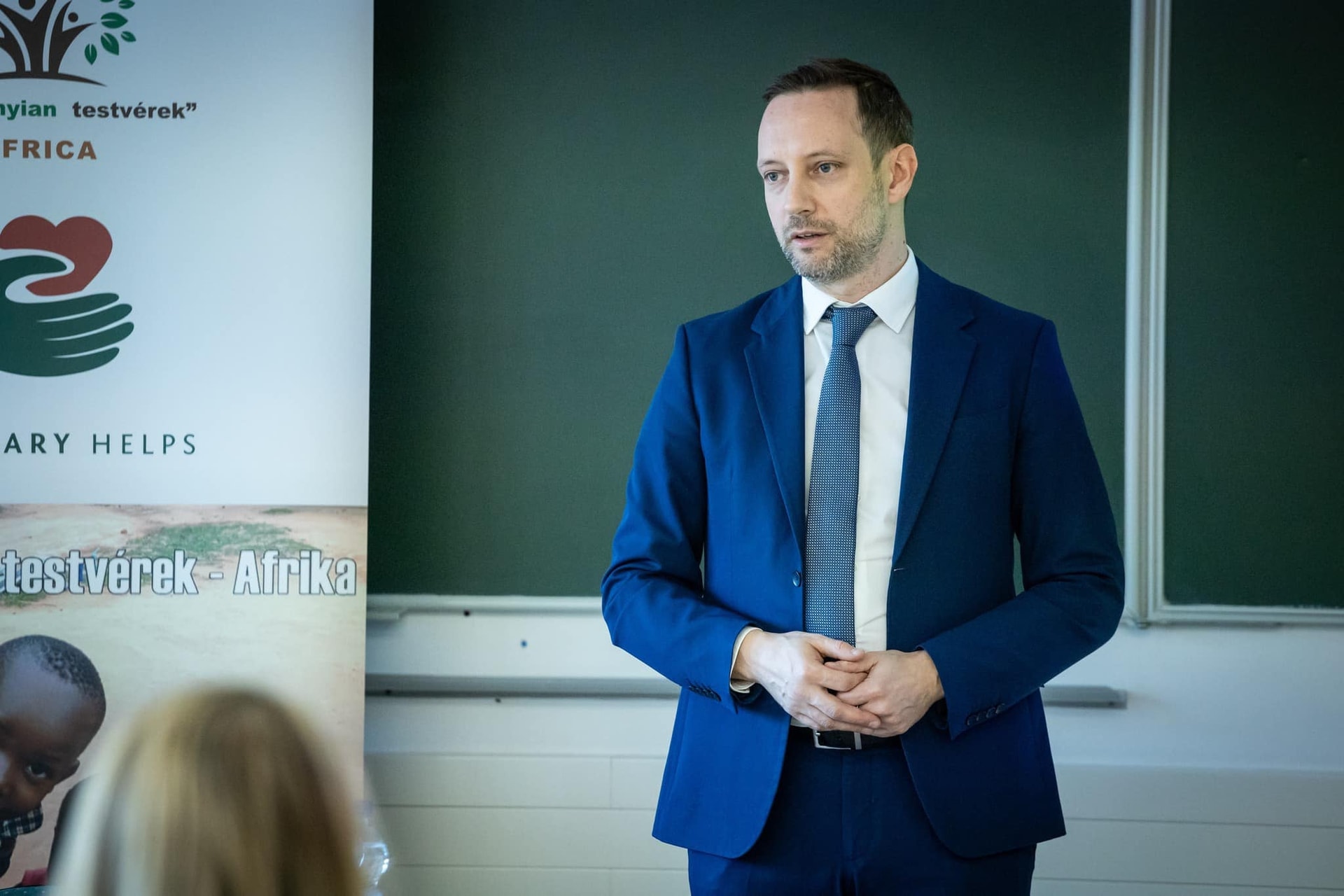 Azbej Tristan részvétét fejezte ki a zsidóságot ért támadások miatt