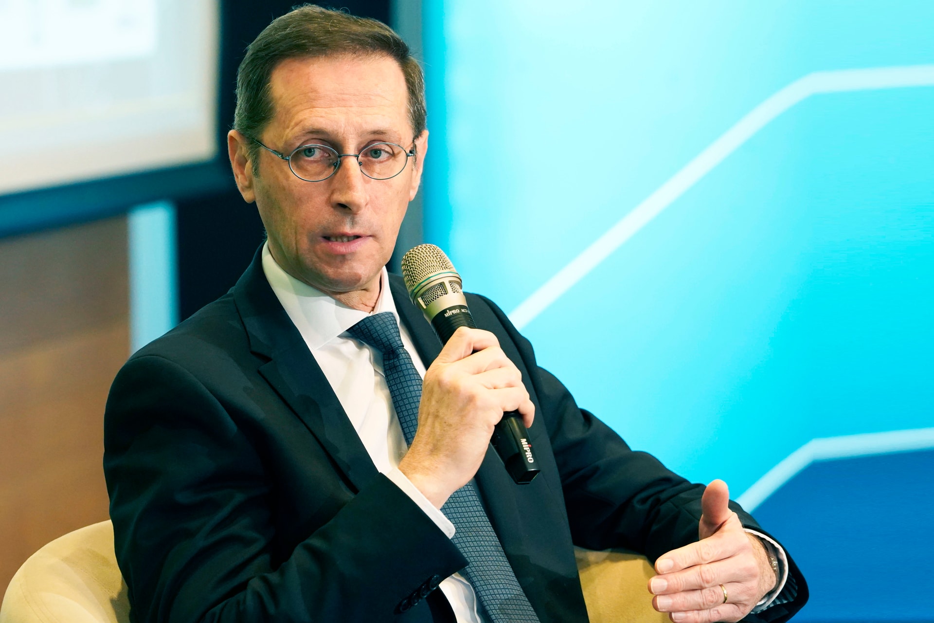 Varga Mihály: Folytatni kell a fegyelmezett fiskális politikát