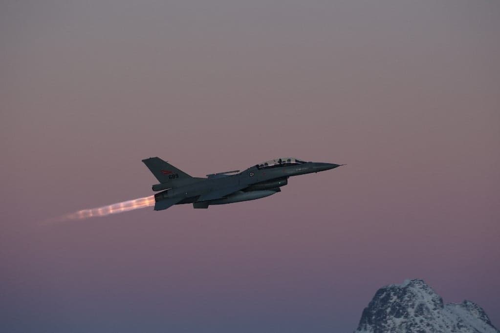 Norvégia két F–16-os vadászgépet küld Dániába az ukrán pilóták kiképzésére