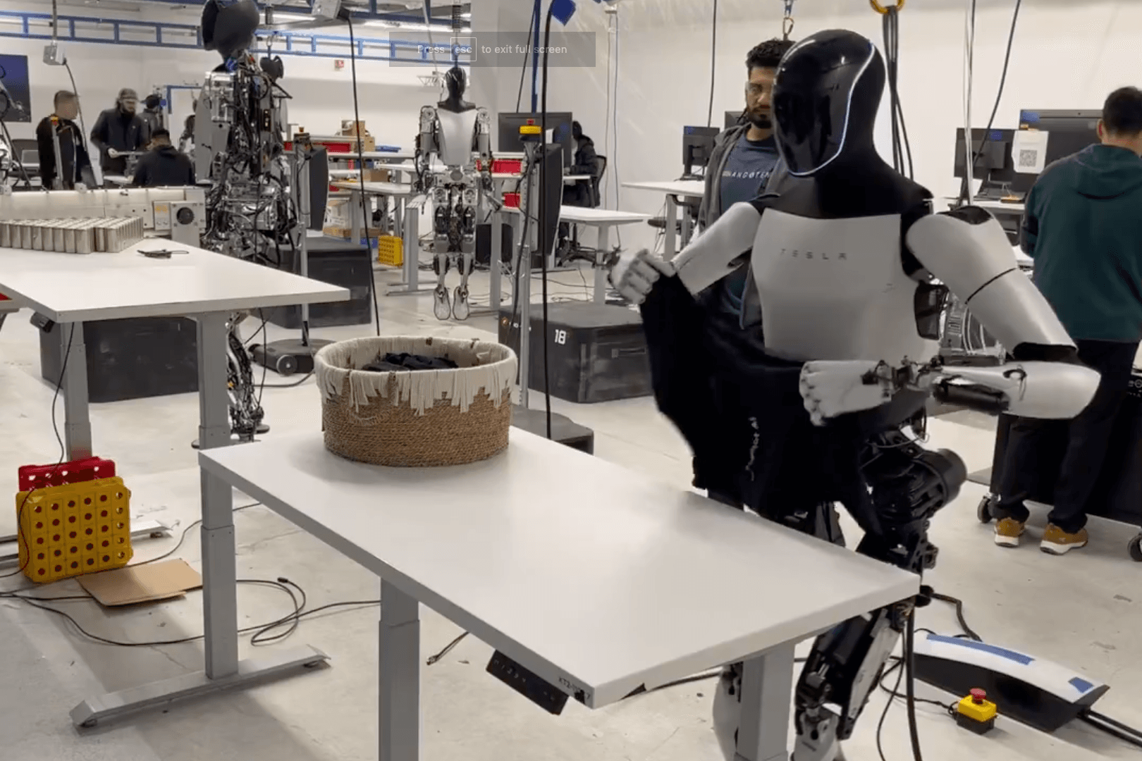 Így hajtogat pólót Elon Musk humanoid robotja
