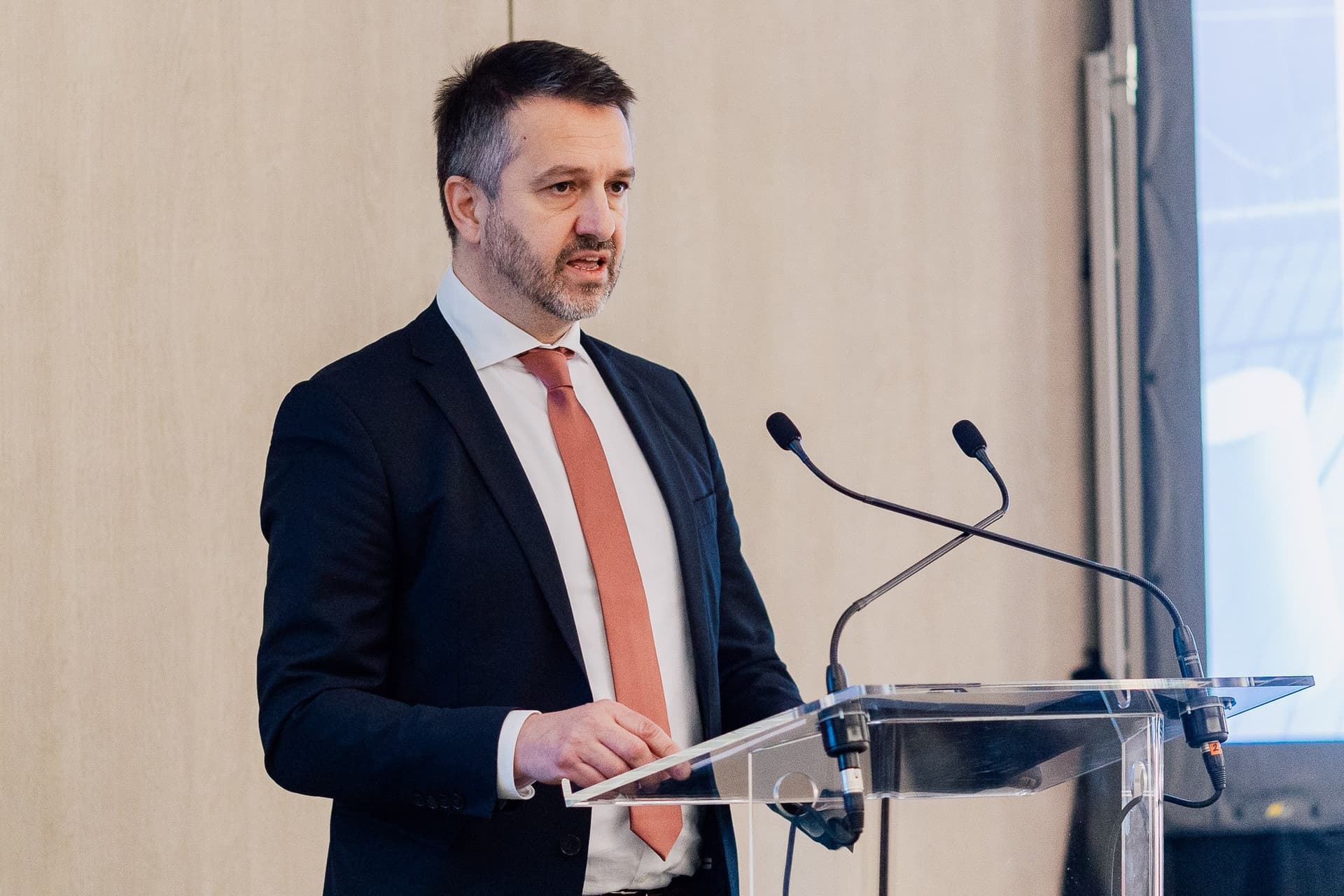 A kormány folyamatosan erősíti az ország védelmi iparát