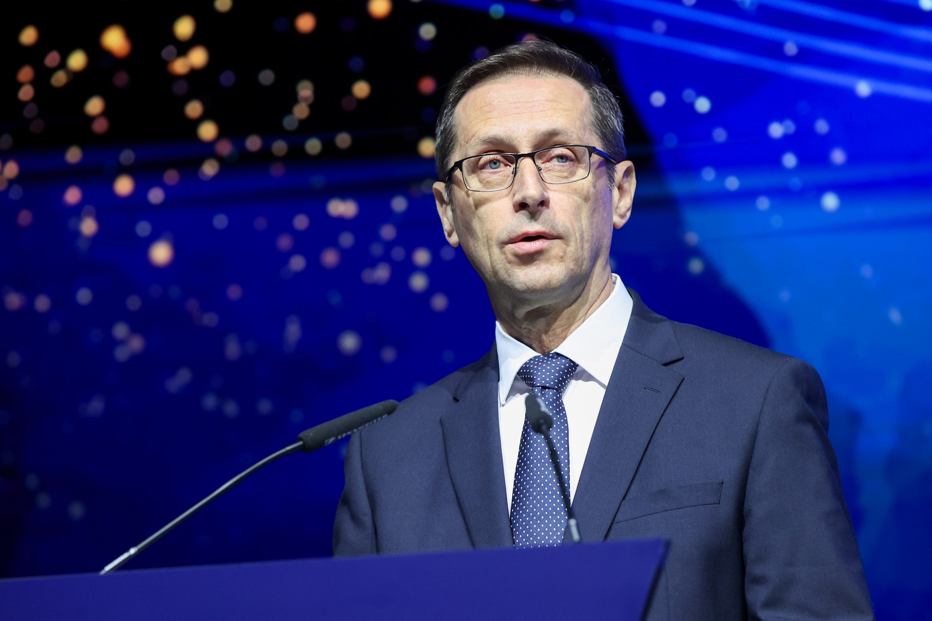 PM: A kormány tovább csökkenti a hiányt és az államadósságot