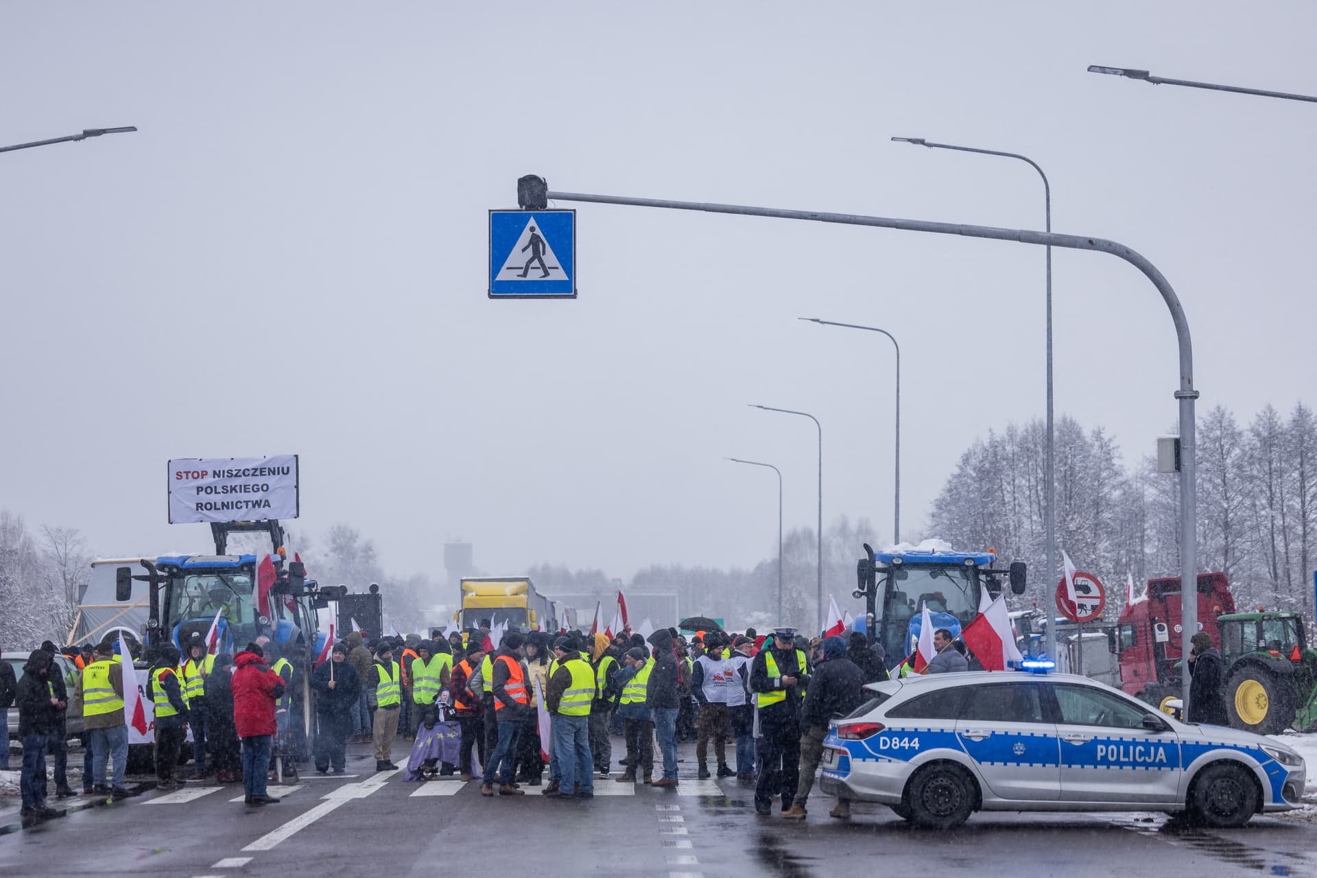 Tiltakozó lengyel gazdák eltorlaszolták az összes lengyel–ukrán határátkelőt