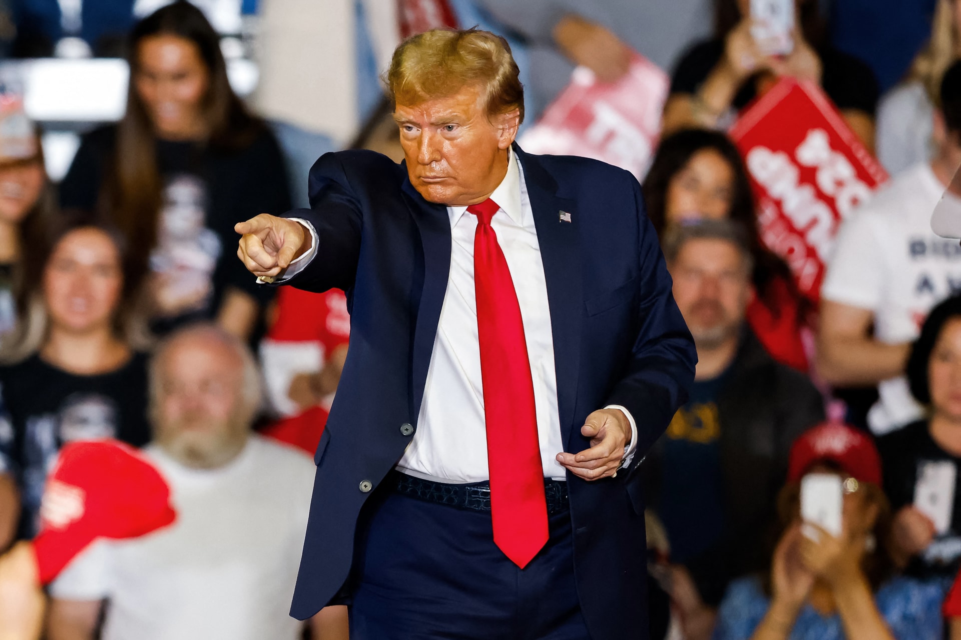 Trump: Ukrajnát feltétel nélkül segélyek helyett kölcsönökkel kell támogatni