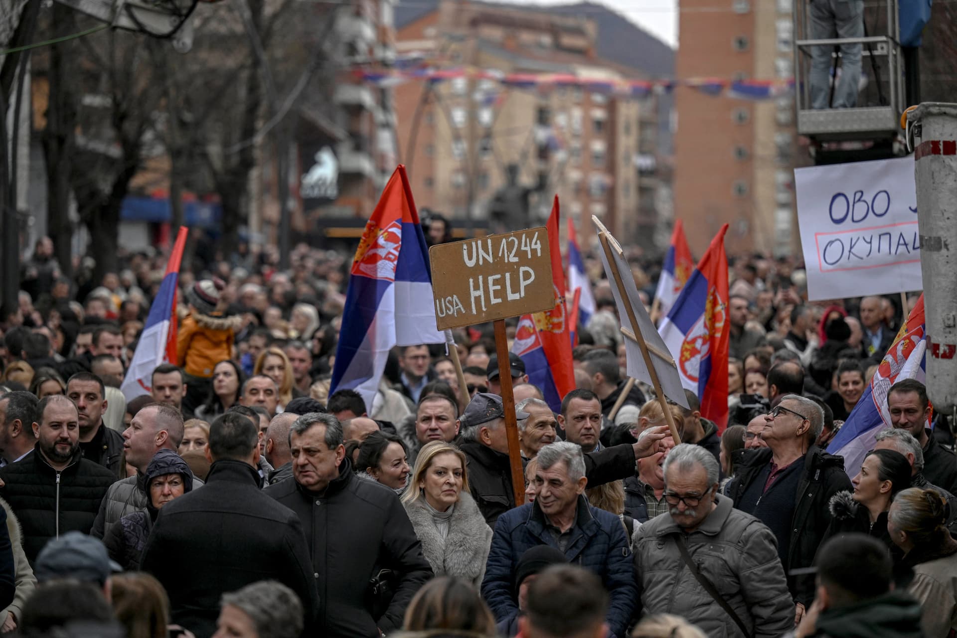 Koszovó megszünteti a dinárt, tüntetnek a szerbek