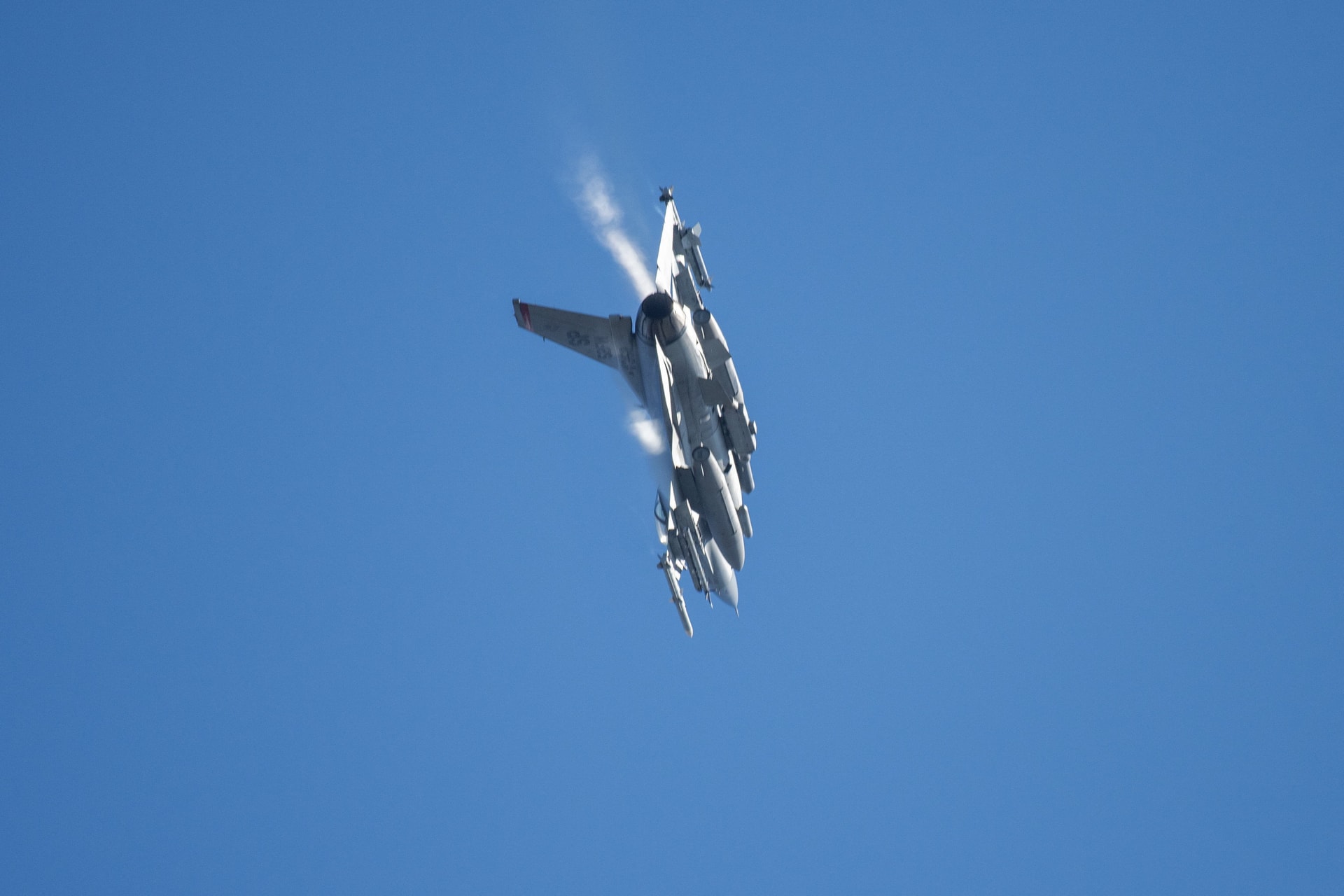 Egy F-16-os vadászgép lezuhant és lángba borult Michiganben