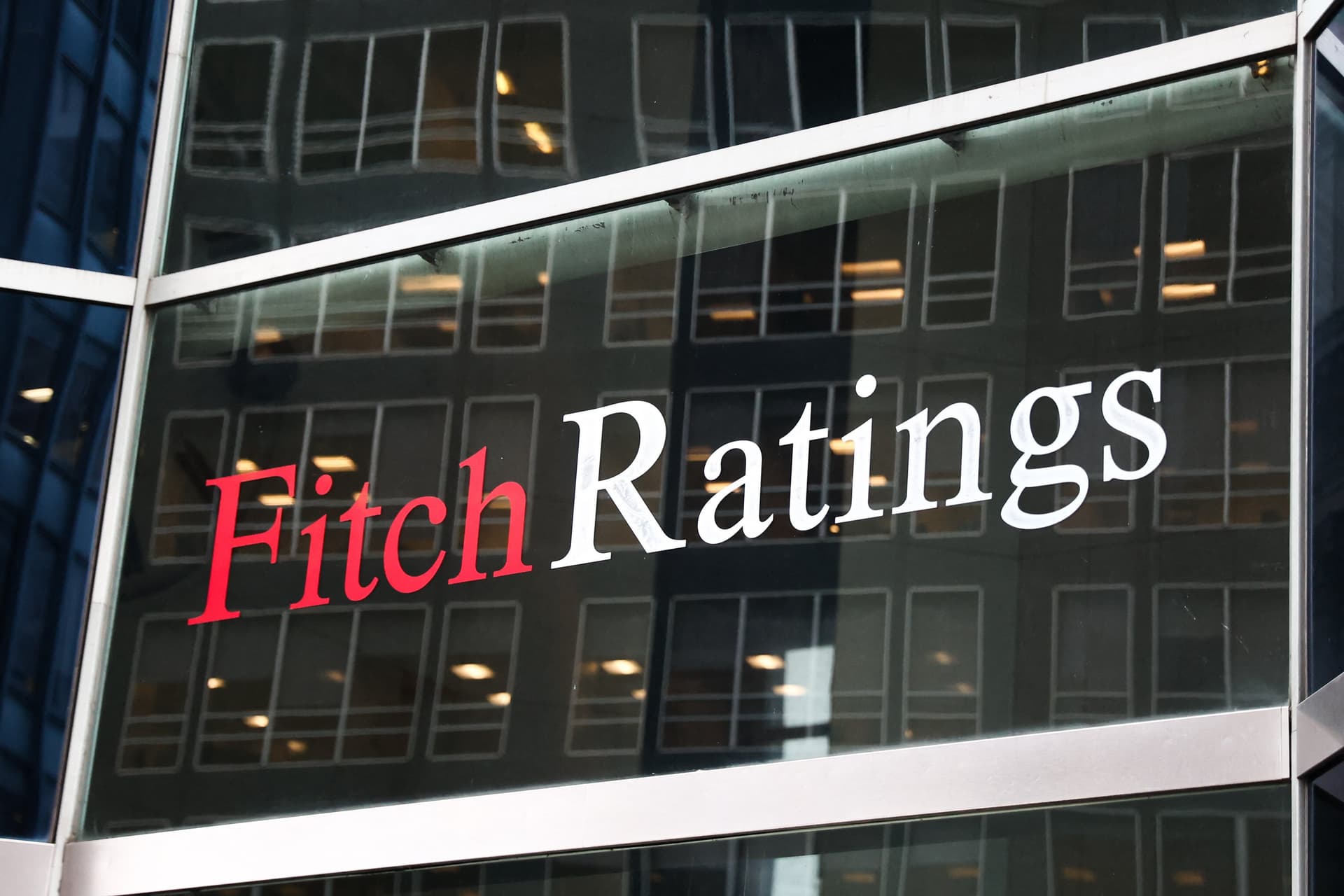 Fitch: A lengyel belpolitikai csatározások növelik a kormányzati munka hatékonyságát terhelő kockázatokat
