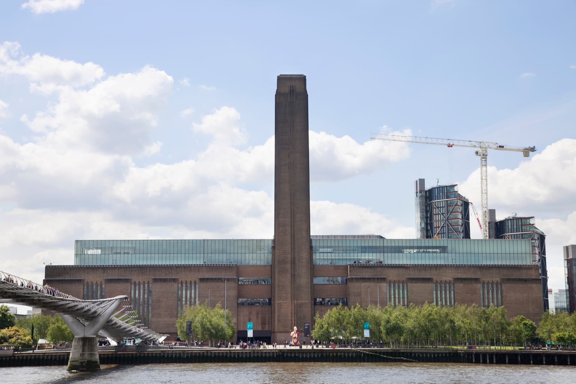 Kizuhant egy férfi a londoni Tate galéria épületéből