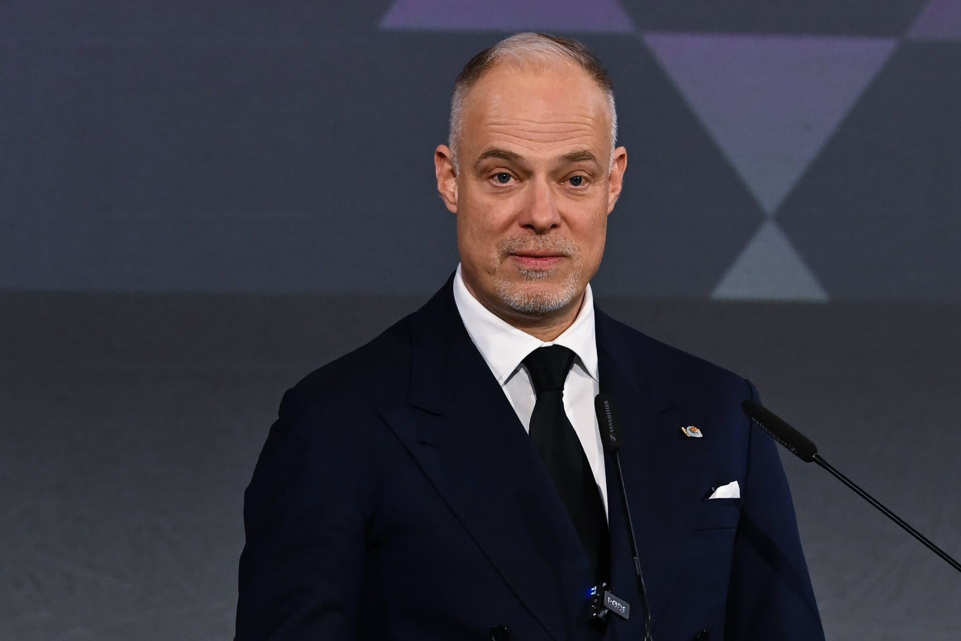 Honvédelmi miniszter: Magyarország elkötelezett NATO-tagként fejleszti haderejét