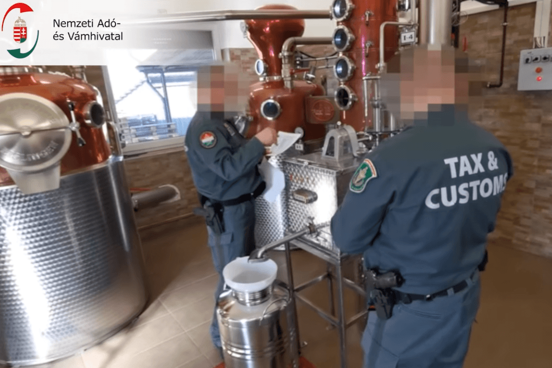 NAV: Több mint 25 ezer liter ismeretlen eredetű alkoholt foglaltak le a pénzügyőrök