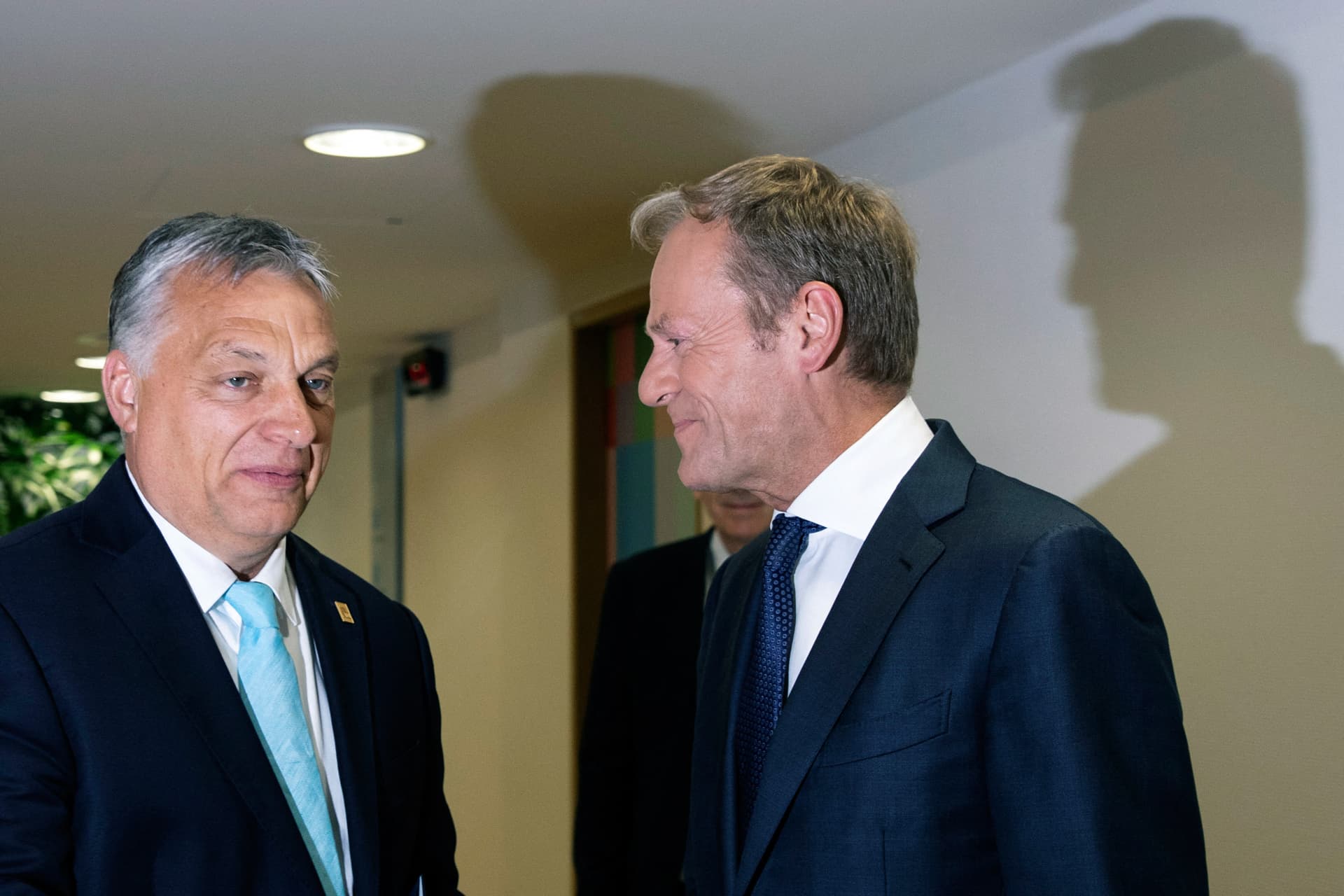 Orbán Viktornak üzent Donald Tusk a háború kapcsán