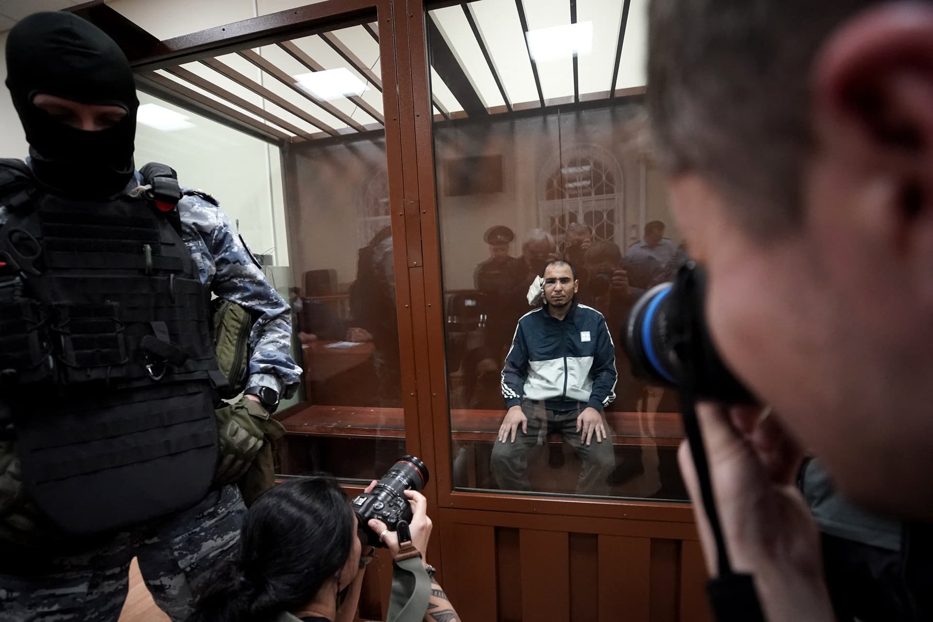 Felvételek: bíróságon a moszkvai terrortámadás vádlottjai