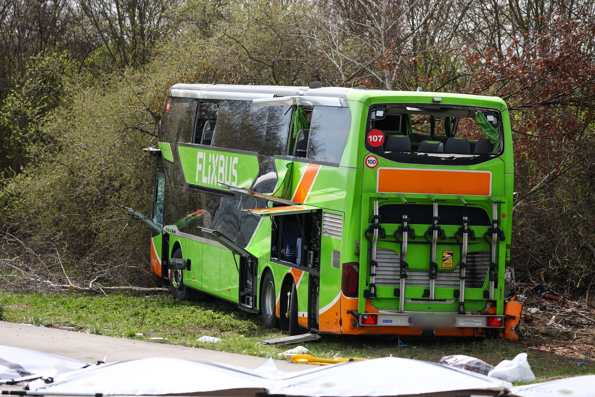 Német autópályán balesetezett egy busz, halálos áldozatok is vannak