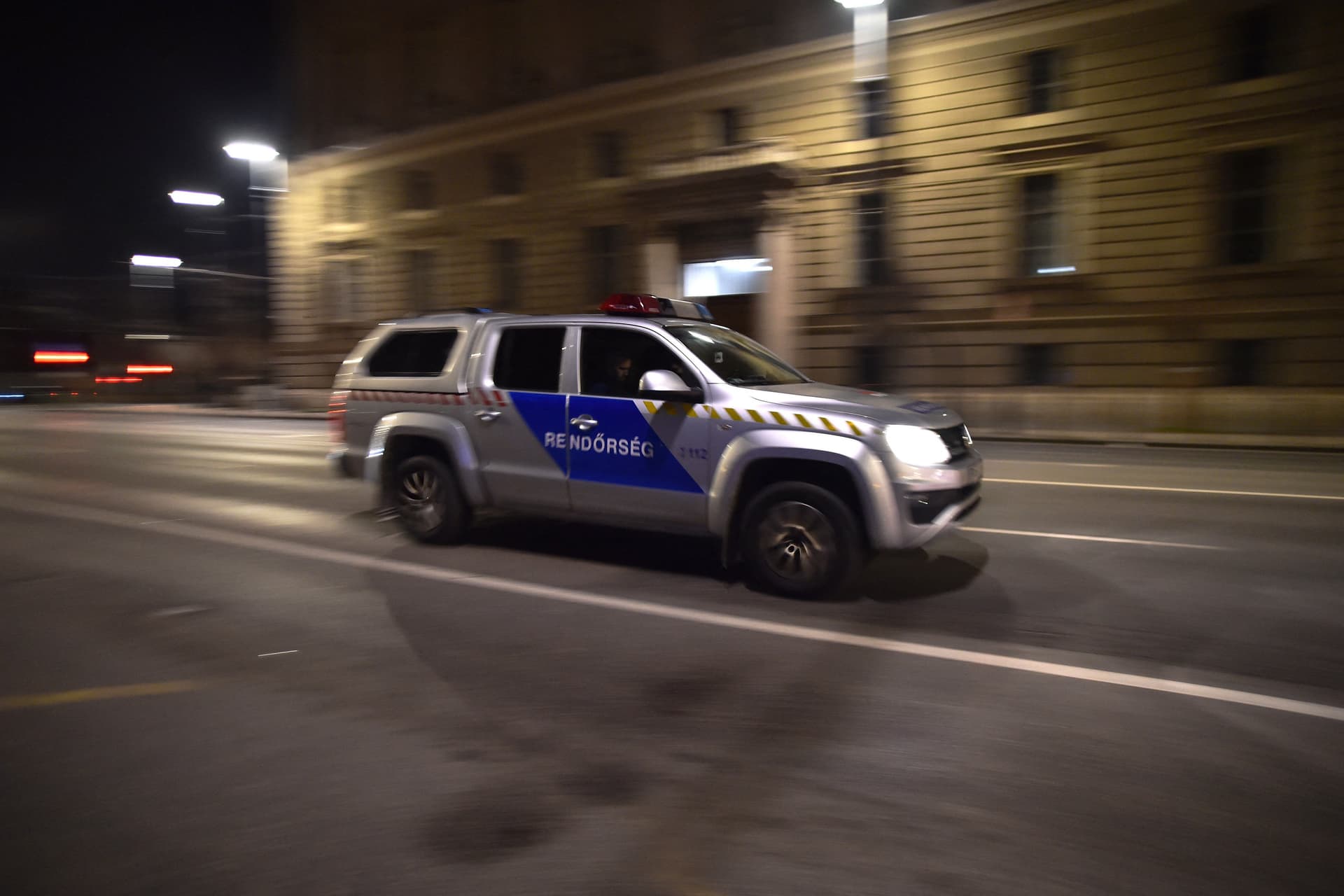 Szolgálatuk alatt durván megaláztak és bántalmaztak két embert a rendőrök