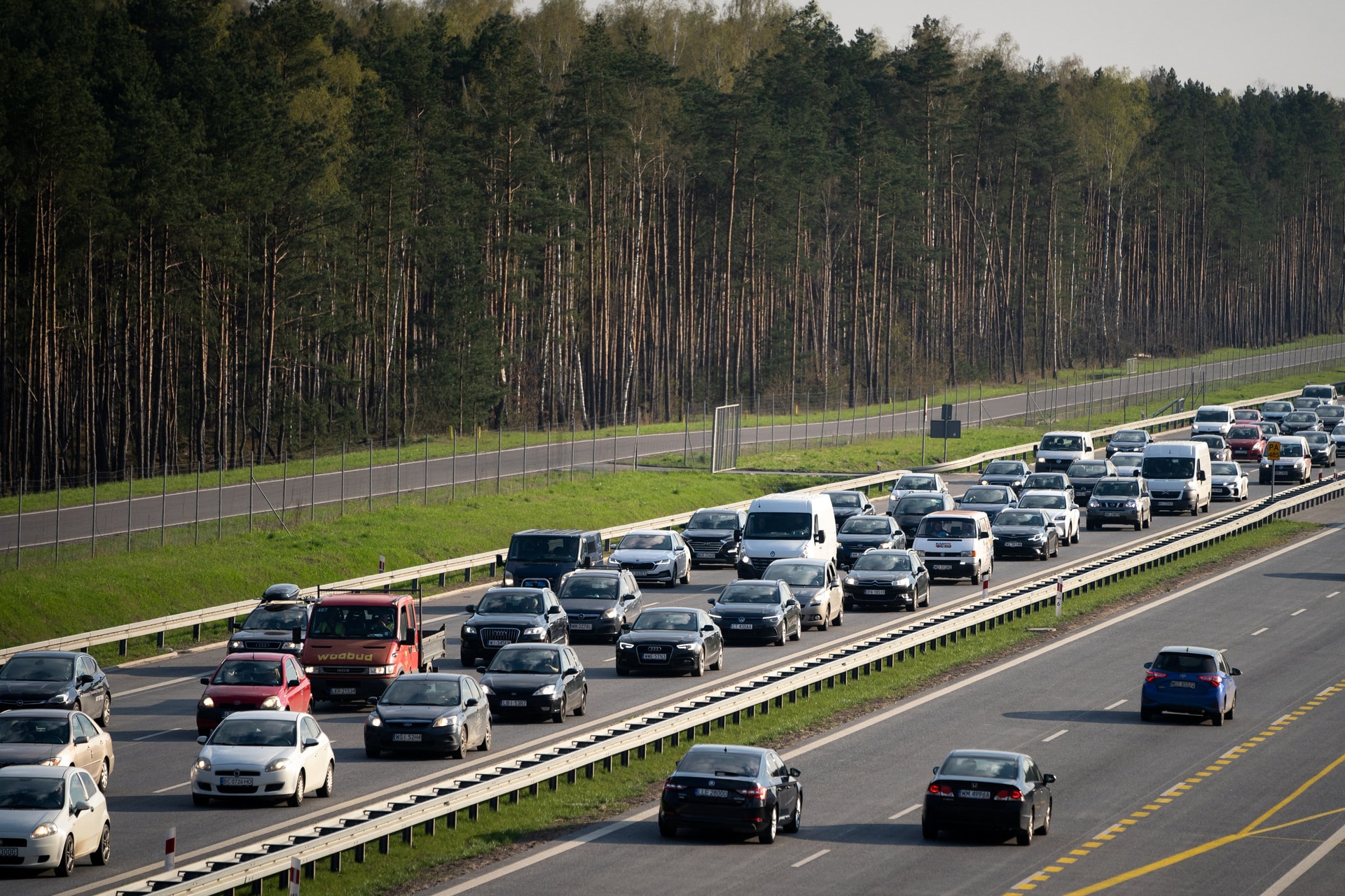 A tetején pörgött egy autó az M1-es autópályán + VIDEÓ