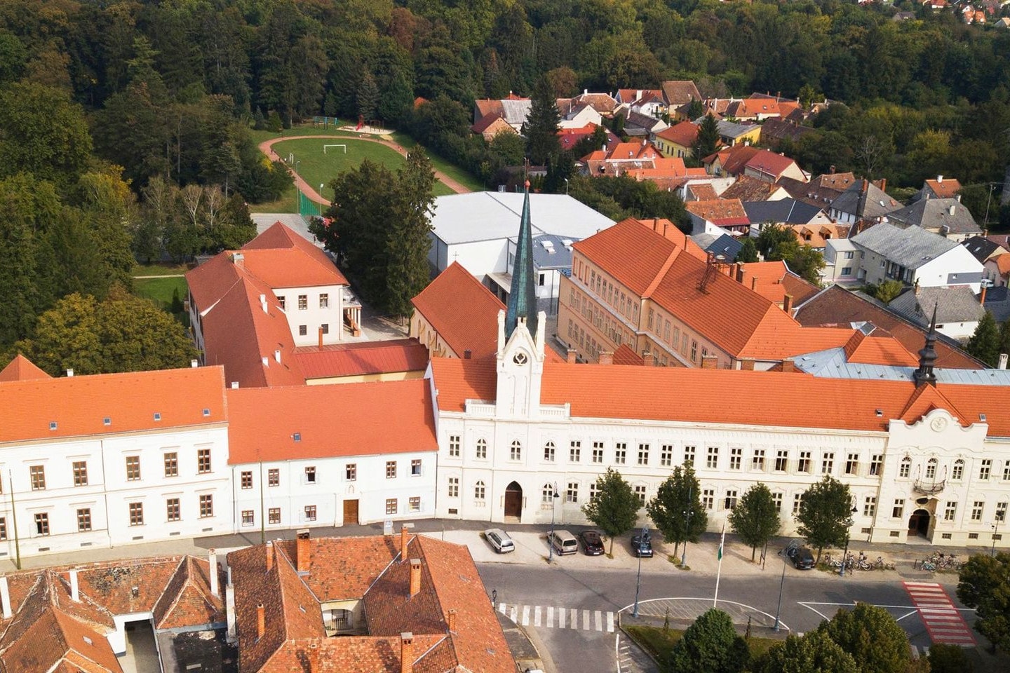 Átadták a kőszegi Árpád-házi Szent Margit katolikus iskola felújított és kibővített épületeit
