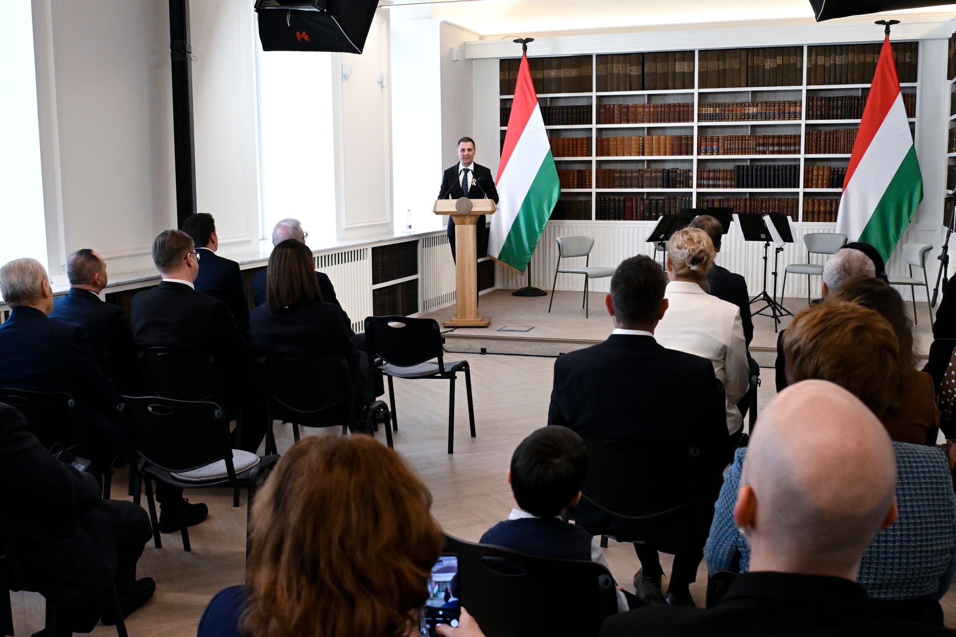 Tuzson Bence: Magyarország története az emberek történeteiből áll össze